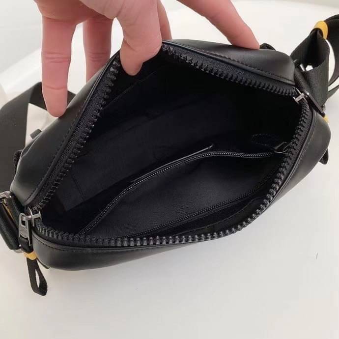 COACH EDGE CROSSBODY IN SIGNATURE CANVAS กระเป๋าสะพายครอสบอดี้ร์ วัสดุหนังแท้ หนังนิ่มอย่างดีค่ะ ด้านหน้ามีช่องซิปซ่อนให้หนึ่งช่อง เปิดปิดช่องหลักแบบซิปคู่ภายในกว้าง ใส่ของได้จุเลยนะคะ มีช่องซิปและช่องเล็กให้อีก2ช่อง;ด้านหลังกระเป๋าเป็นช่องโล่งใส่ของอีกช่