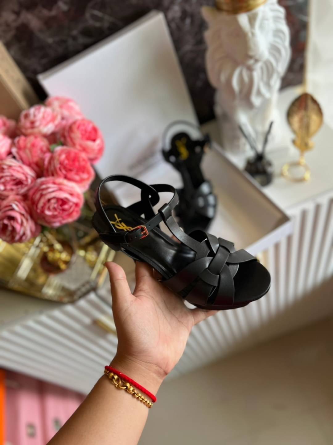 YSL TRIBUTE HEEL / SAINT LAURENT TRIBUTE HEEL / YSL HIGH HEEL เกรดออริจินอล รองเท้าส้นสูงแบรนด์หรู ที่สาวๆ ทุกคนควรมี ไว้ออกงานหรือใส่ทำงานได้ คู่นี้คือปังได้ตลอดกาล เพิ่มความสูงเพรียว สวยหรูมากค่ะ