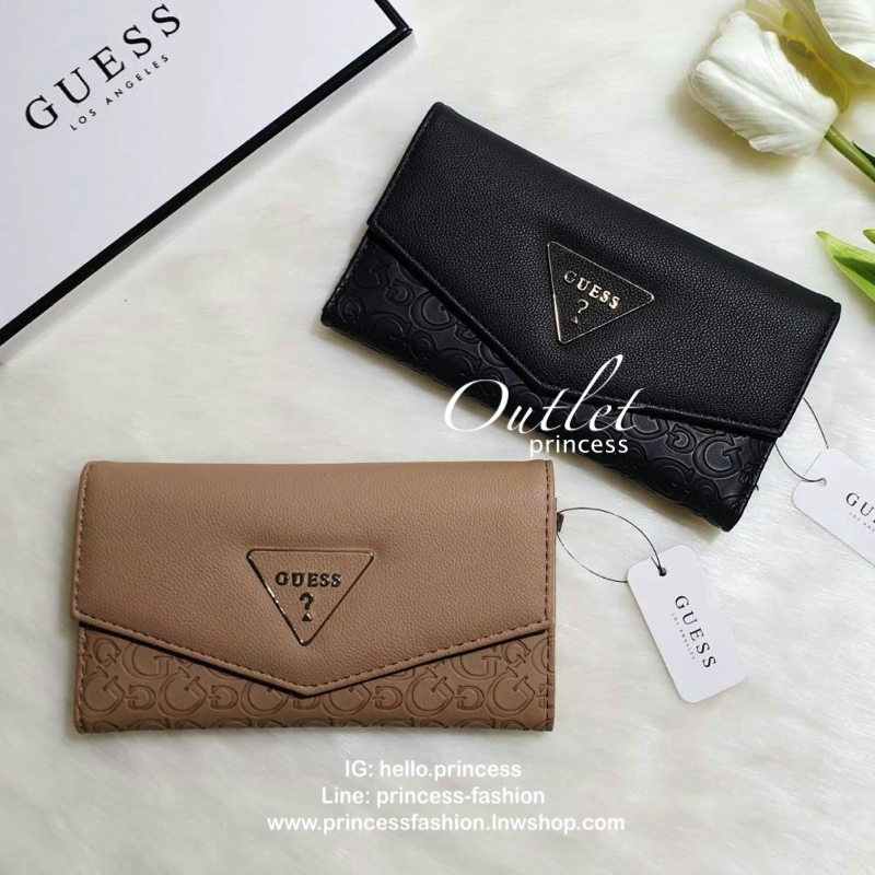 GUESS REDDING LOGO-DEBOSSED SLIM WALLET กระเป๋าสตางค์ใบยาวแบบพับสามตอนหนังคาเวียร์สลับลายนูน ด้านหน้าประดับโลโก้แบรนด์สามเหลี่ยมสีทอง ด้านหลังมี 1 ช่องซิป เปิดปิดด้วยกระดุม ภายในมีช่องใส่บัตรหลายช่อง เหมาะสำหรับสาวๆที่ชอบพกบัตรเยอะๆ ใบเดียวเอาอยู่จ้า