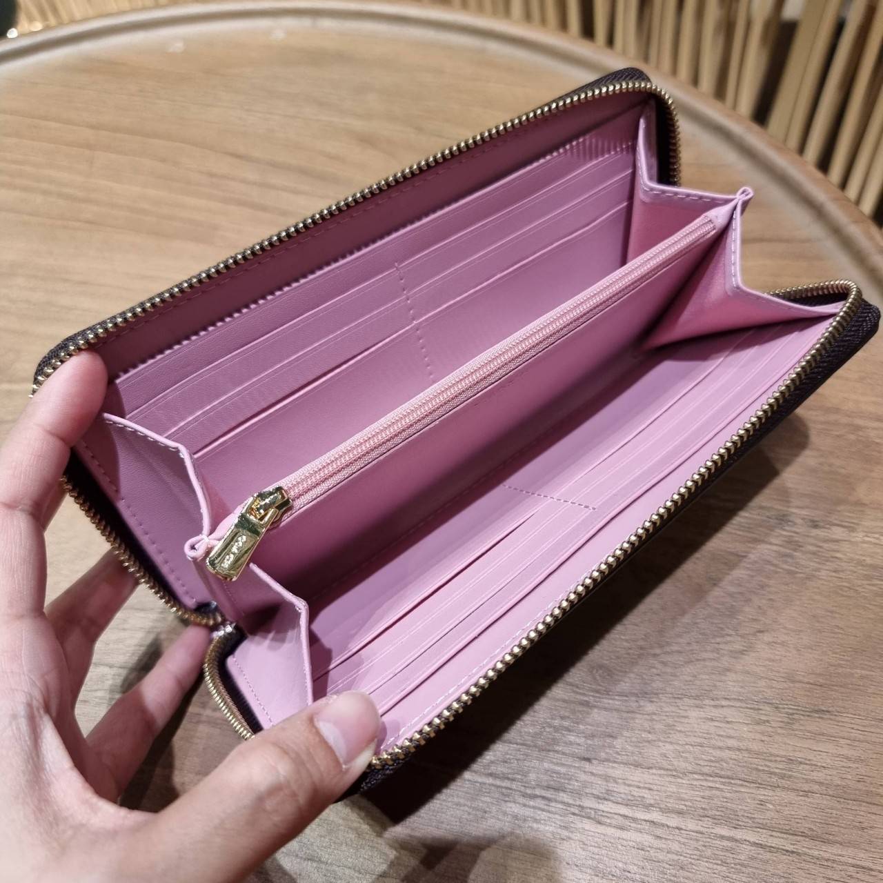 COACH ACCORDION ZIP WALLET IN SIGNATURE CANVAS WITH PRAIRIE ROSE / JUMBO FLORAL / CAMO ROSE FLORAL / MEDLEY BOUQUET PRINT ((F31572/F39189/F26290/F2859)) สวยคลาสสิคไม่มีใครเกิน!! กระเป๋าสตางค์ใบยาว ลวดลายสวย สีสันโดดเด่น วัสดุหนังแคนวาสเคลือบ เปิด-ปิดด้วยซ