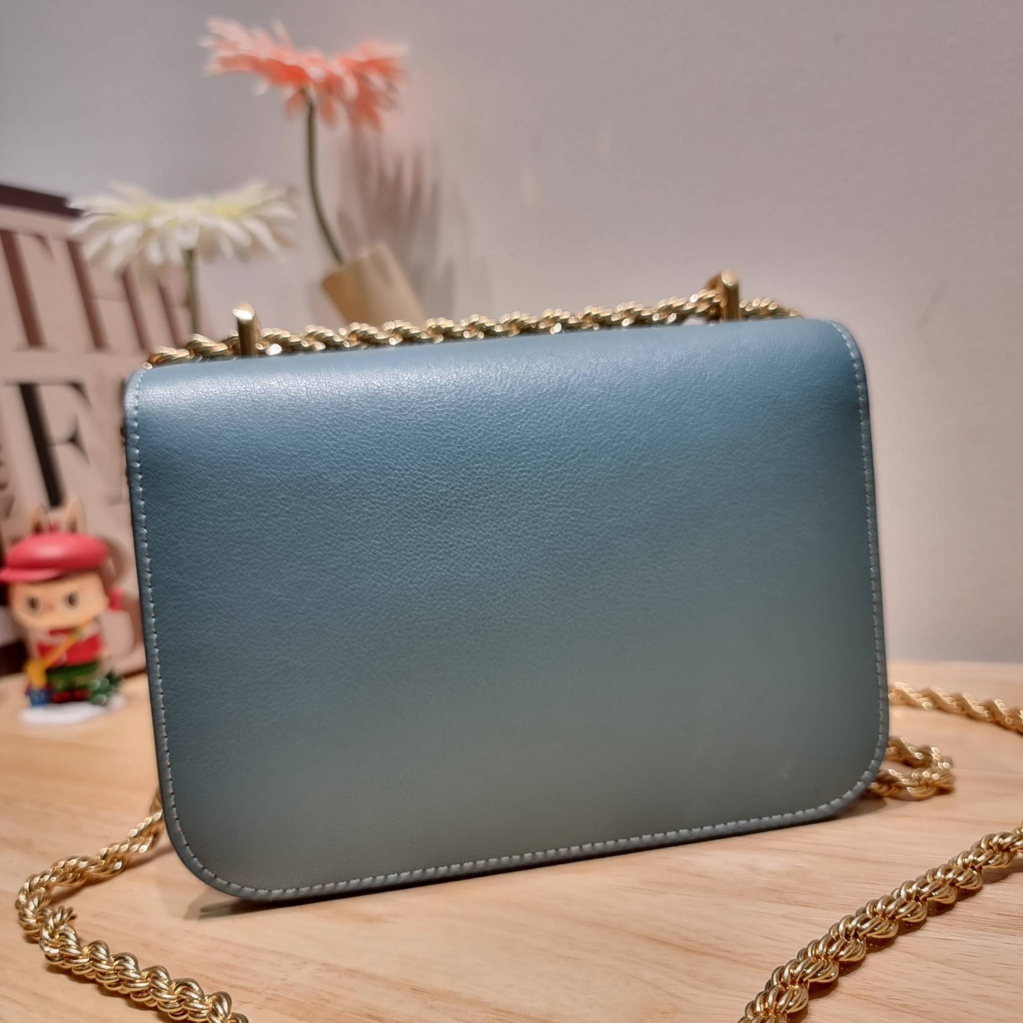 Tory Burch Bag / TORY BURCH ELEANOR SMALL CONVERTIBLE SHOULDER BAG ฮอตไอเท็ม รุ่นนี้ขายดีขายหมด สวยหรู คุณหนู ผู้ดี!! หายากมากแล้วน้า กระเป๋าสะพายข้าง ดีไซน์อยู่ทรง ขนาดกำลังสะดวกใช้