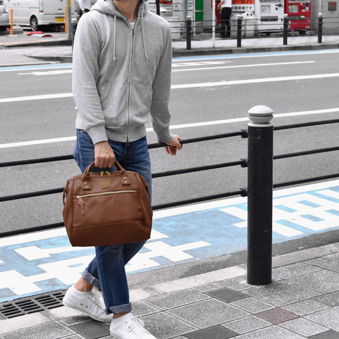 ANELLO 2 WAY PU LEATHER BOSTON BAG รุ่นใหม่ล่าสุดจากแบรนด์ที่ทุกคนต้องรู้จัก รุ่นนี้วัสดุคือหนังpu แบบนิ่มและน้ำหนักเบา กันน้ำได้ สะพายเป็นทรงcrossbodyสายยาวปรับได้ฟรีไซส์ถอดออกได้ หรือจะถือก็สวยเเก๋ ปากกระเป๋ามีโครงเป็นเอกลักษณ์จุดเด่น หูจับมีตัวล้อคด้วย