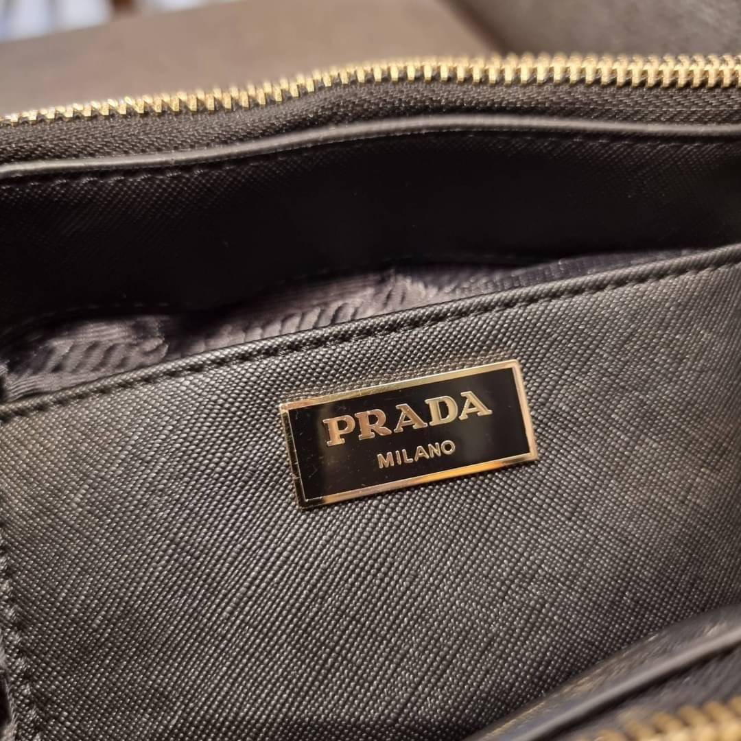 PRADA GALLERIA JACQUARD FABRIC BAG กระเป๋าถือ/สะพายดีไซน์ใหม่ ผ้า jacquard ถักทอเป็นลวดลายสวยคม โดดเด่นไม่ซ้ำใคร ด้านข้างมีกระดุม ติดเก็บทรงได้ ตัวกระเป๋าถูกแบ่งเป็นสัดส่วน เป็นช่องซิป 2 ด้าน และช่องกลางเก็บของอีกหนึ่ง มาพร้อมหูจับในตัว และสายครอสให้ เป็น