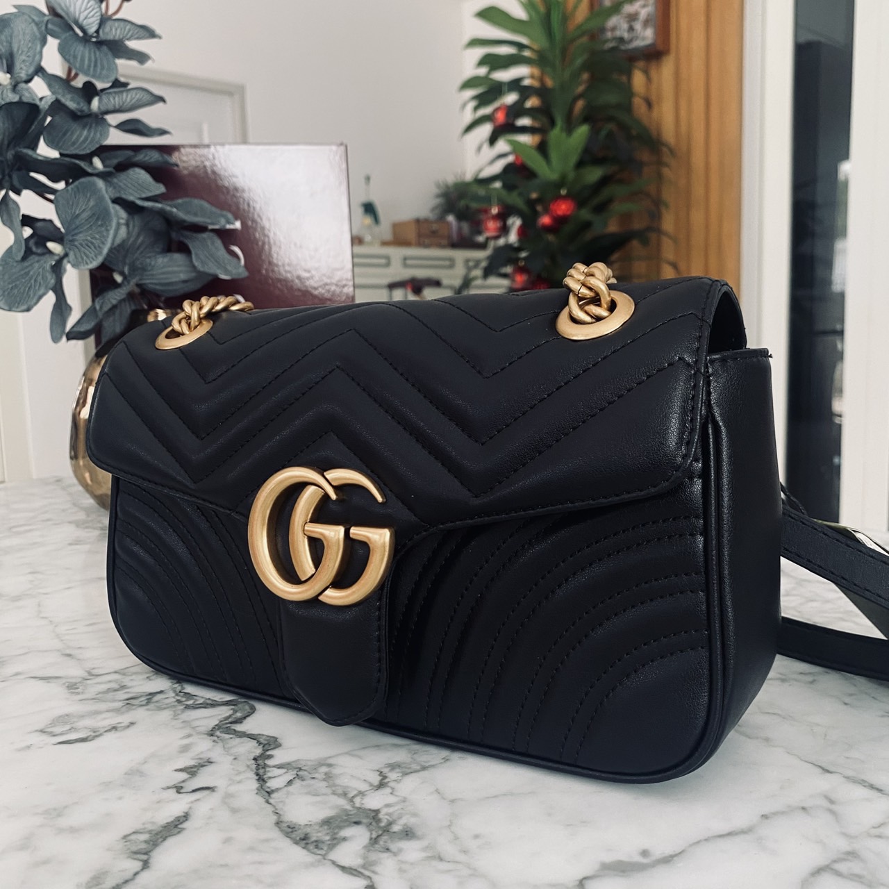 GUCCI GG Marmont Small Shoulder Bag กระเป๋าสะพายรุ่นคลาสสิค แต่งโลโก้สีทองโดดเด่น สวยหรูดูแพงขับผิว อัพลุคได้สบายๆ ด้านหลังดีไซน์รูปหัวใจ 🖤
