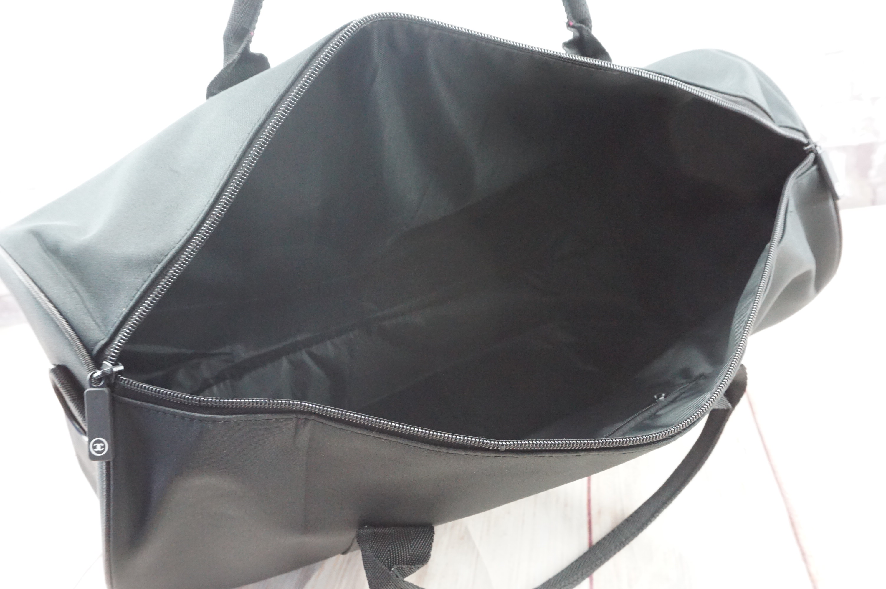 Chanel Duffel / Travel Bag กระเป๋าแบรนด์ Chanel VIP gift Bag ของแท้ 100% ใช้เป็นกระเป๋าเดินทางหรือหิ้วไปฟิตเนส ไปยิม เก๋ๆก็ได้ค่ะ หัวซิปปั้มโลโก้ ด้านในเป็นช่องกว้าง และมีอีกหนึ่งช่องซิป ทำจากผ้าหนาผิวมัน กันน้ำได้ ดูเรียบ แต่หรู มาพร้อมสายยาว ถอดสายได้ ก