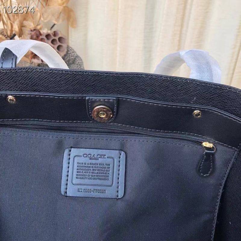 รุ่นยอดนิยม COACH TOWNTOTE IN SIGNATURE CANVAS F76636 กลับใช้ได้ทั้งสองด้าน ใบขนาดใหญ่จุใจ ใส่ของได้เยอะมากกก เป็นรุ่นที่สวยตลอดกาล ควรมีติดตู้ไว้เลยค่าา