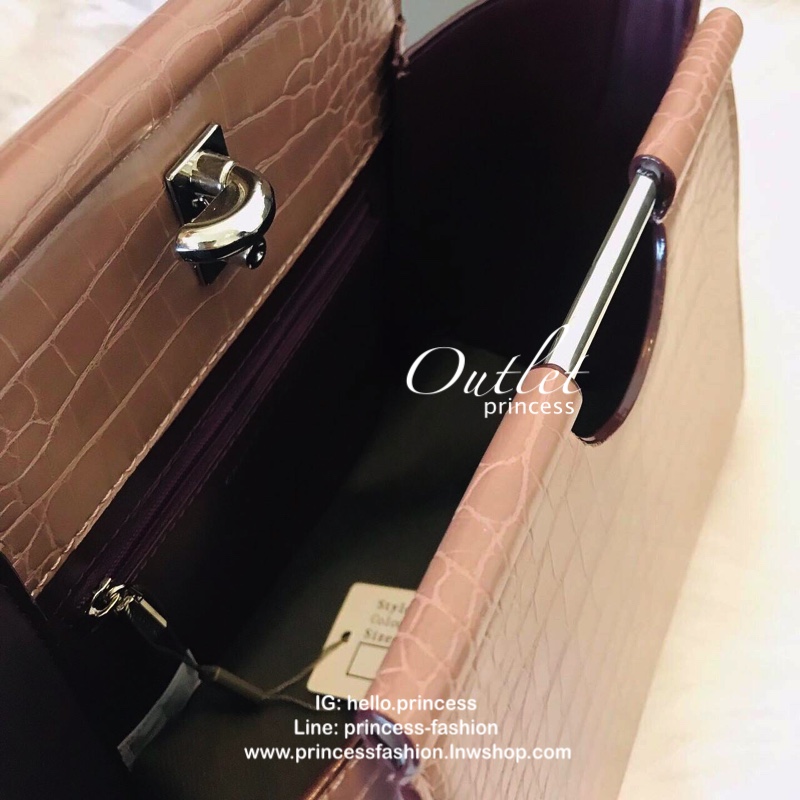 CHARLES & KEITH CROC-EFFECT TRAPEZE BAG กระเป๋าสะพายรุ่นใหม่ล่าสุด วัสดุหนังเรียบเงาสวย นิ่ม น้ำหนักเบา อะไหล่เงิน เปิดปิดกระเป๋าแบบกดล็อก ด้านในโล่งกว้างมีช่องซิปสำหรับใส่ของ ใส่กระเป๋าสตางค์ใบยาว Iphone+ได้ทุกรุ่น มาพร้อมสายสะพายยาวถอด-ปรับได้ฟรีไซร์ จน