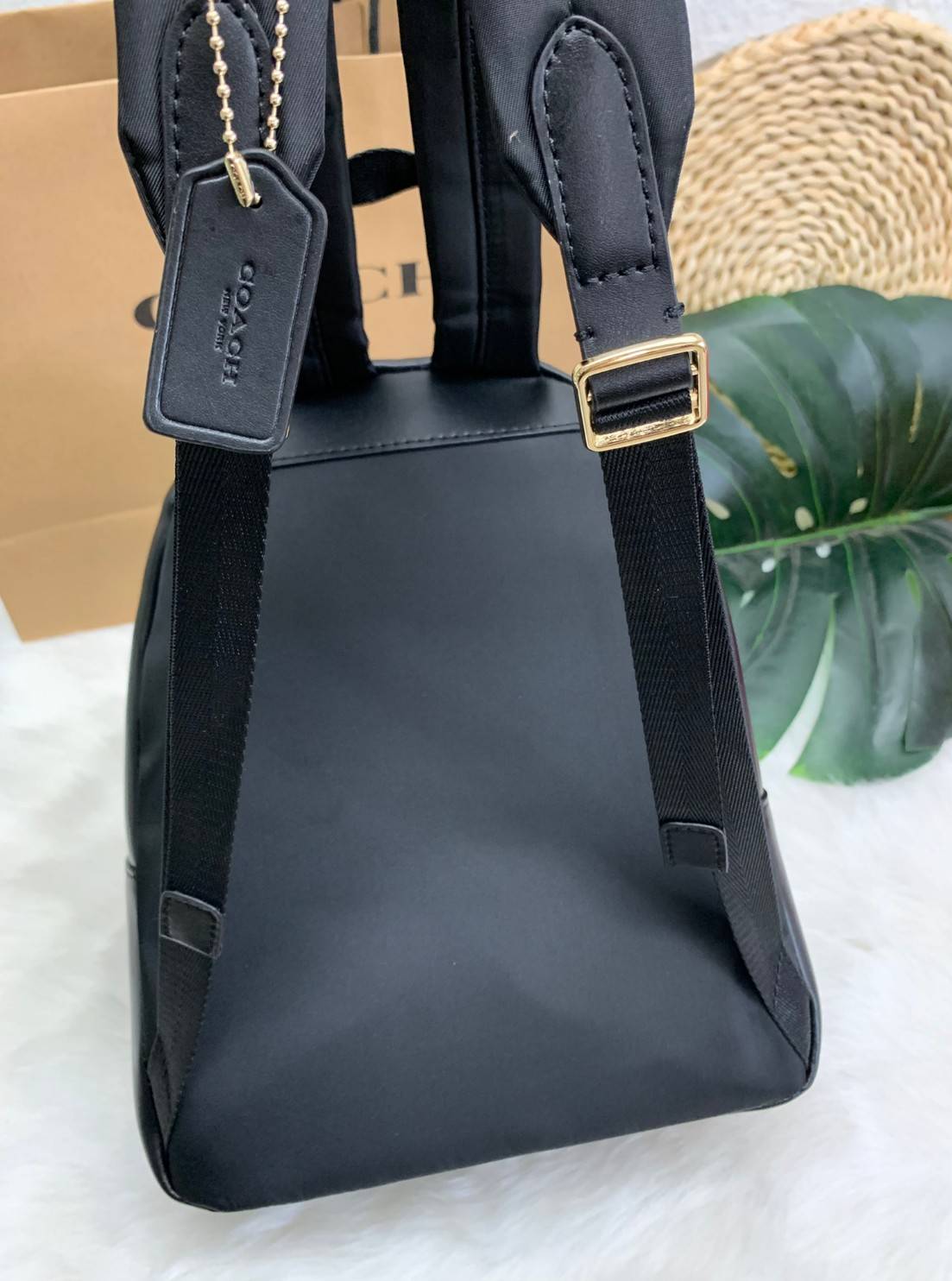 OUTLET 】COACH MEDIUM CHARLIE BACKPACK IN SIGNATURE ((32200)) พร้อมส่งที่ไทยอีกครั้งค่ะ! กระเป๋าสะพายหลังขนาดกลาง หนังแท้+ไนล่อน ด้านหน้ามีช่องซิปให้หนึ่งช่อง;เปิดปิดช่องหลักแบบซิปคู่ ภายในกว้างใส่สัมภาระได้จุนะคะ พร้อมช่องซิปให้อีกช่องค่ะ;สายสะพายสามารถเล