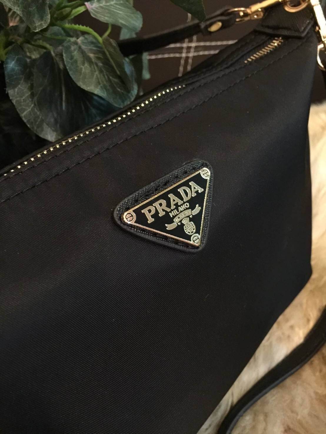 PRADA NYLON MINI SHOULDER BAG กระเป๋าสะพายทรงคลัชพรีเมี่ยมกิ้ฟจากเคาน์เตอร์ต่างประเทศรุ่น Limited edition ที่ฮ๊อตสุดๆวัสดุเป็น Nylon เนื้อหนาคุณภาพดีตามแบบฉบับของแบรนด์ ขนาดมินิกำลังดีน้ำหนักเบา ด้านหน้าประดับโลโก้แบรนด์อะไหล่ทองหรู ภายในมีช่องซิปและช่องใ