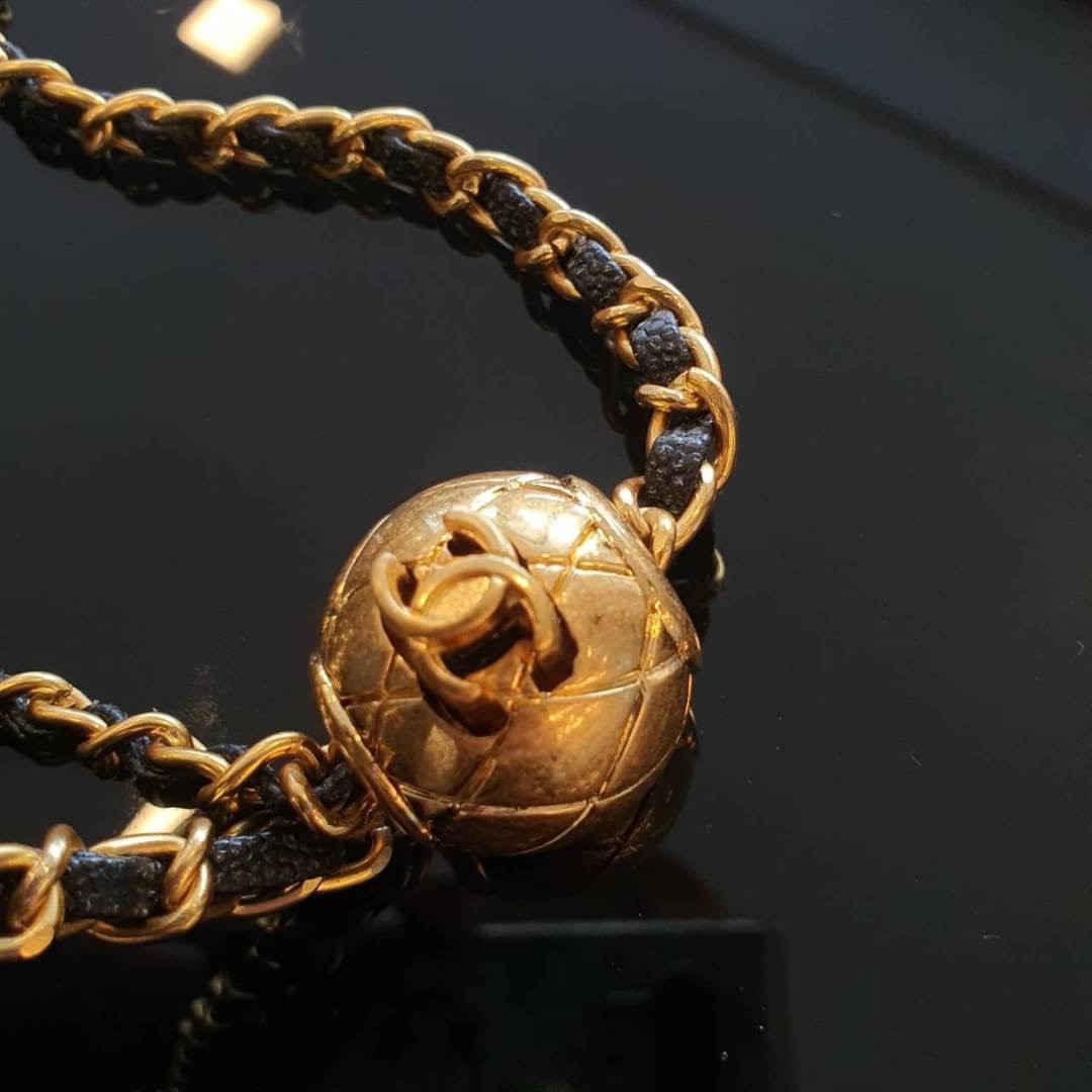 ใบน่ารักปุ้กปิ้ก กระเป๋าสะพายครอสบอดี้ CHANEL CAVIAR QUITED SMALL VANITY CASE WITH CHAIN BAG งานเกรดสินค้าสมนาคุณ ทรงสวยหรู มีหูถืออะไหล่ทองชื่อแบรนด์