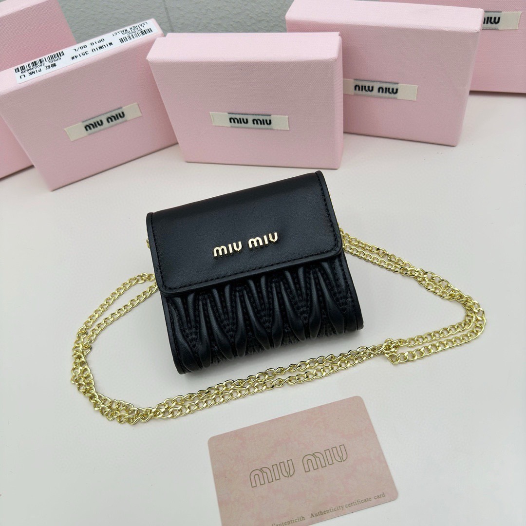 Miu Miu Quilted Wallet On Chain / MIU MIU Wallet Nappa Matelassé Leather กระเป๋าสตางค์หนังแนปป้า พร้อมสายสะพายอะไหล่ทอง