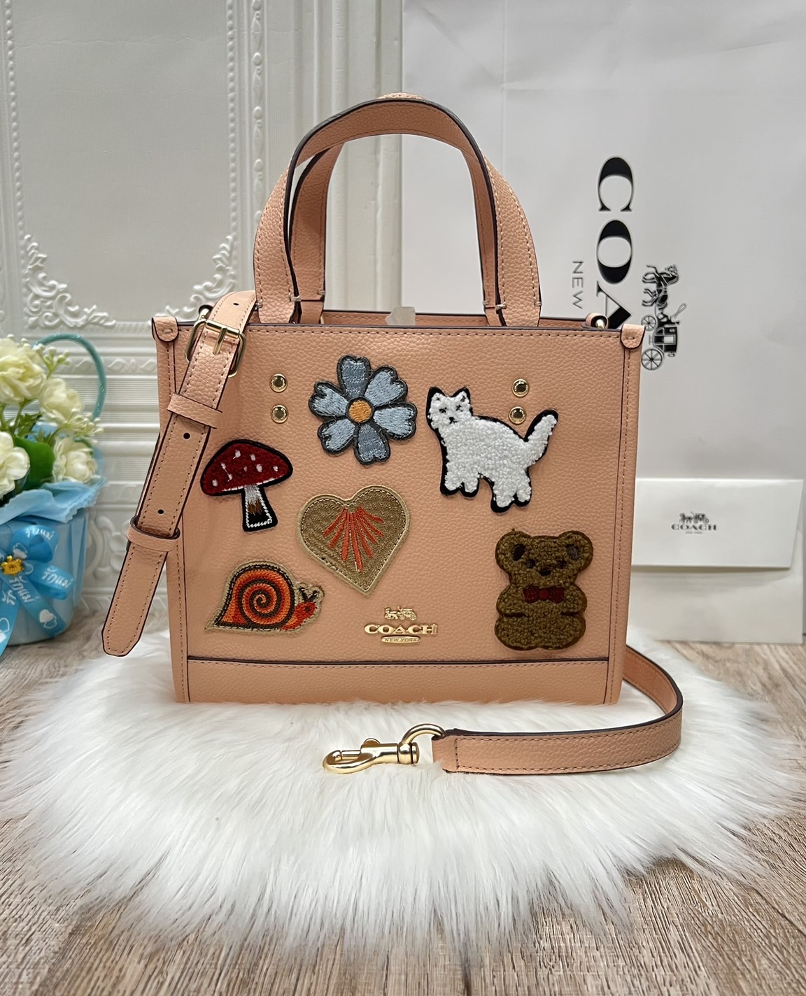 Coach Dempsey Tote 22 With Creature Patches CC421 คอลเลคชั่นใหม่ กระเป๋าทรงโท้ท ขนาดน่ารักน่าใช้มากๆ ดีไซน์น้องหมีจิ้มลิ้มดึงดูดสายตามากๆ ฟังก์ชั่นการใช้งานสะดวก มีทั้งสายคล้องในตัว และสายครอสบอดี้ ภายในกระเป๋าเป็นช่องโล่ง ใส่ของสำคัญได้ครบครันไม่ต้องห่วง