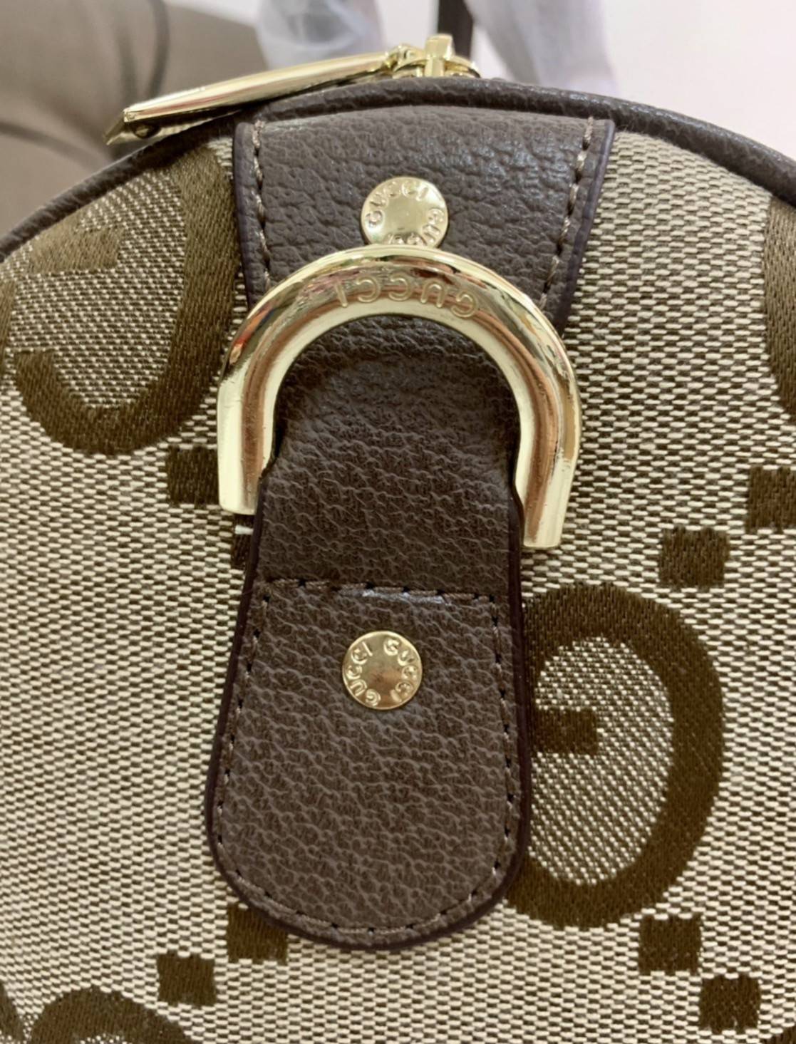 VIP 🥂 Gucci Vintage Web Boston Bag / Gucci Travel กระเป๋าทรงหมอนยอดนิยม สำหรับสาวๆ ผู้รักการพกพาของเยอะๆ ไปไหนมาไหนตลอดเวลา เหมาะใช้ทั้งในชีวิตประจำวันหรือใช้เป็นกระเป๋าเดินทางก็ได้ โดดเด่นด้วยลวดลายซิกเนเจอGucci วัสดุcalfskin อะไหล่ทอง ขนาดกำลังด