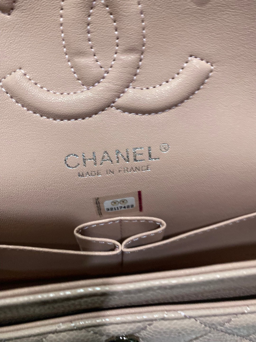 CHANEL Classic Medium Flap Bag กระเป๋าสะพายคลาสสิกรุ่นยอดนิยมตลอดกาล ดีไซน์เรียบหรูหราขับผิว งานหนังแท้สวยมาก มีอะไหล่เงินและทอง สุดยอดเดอะเบสท์ไอเท็ม