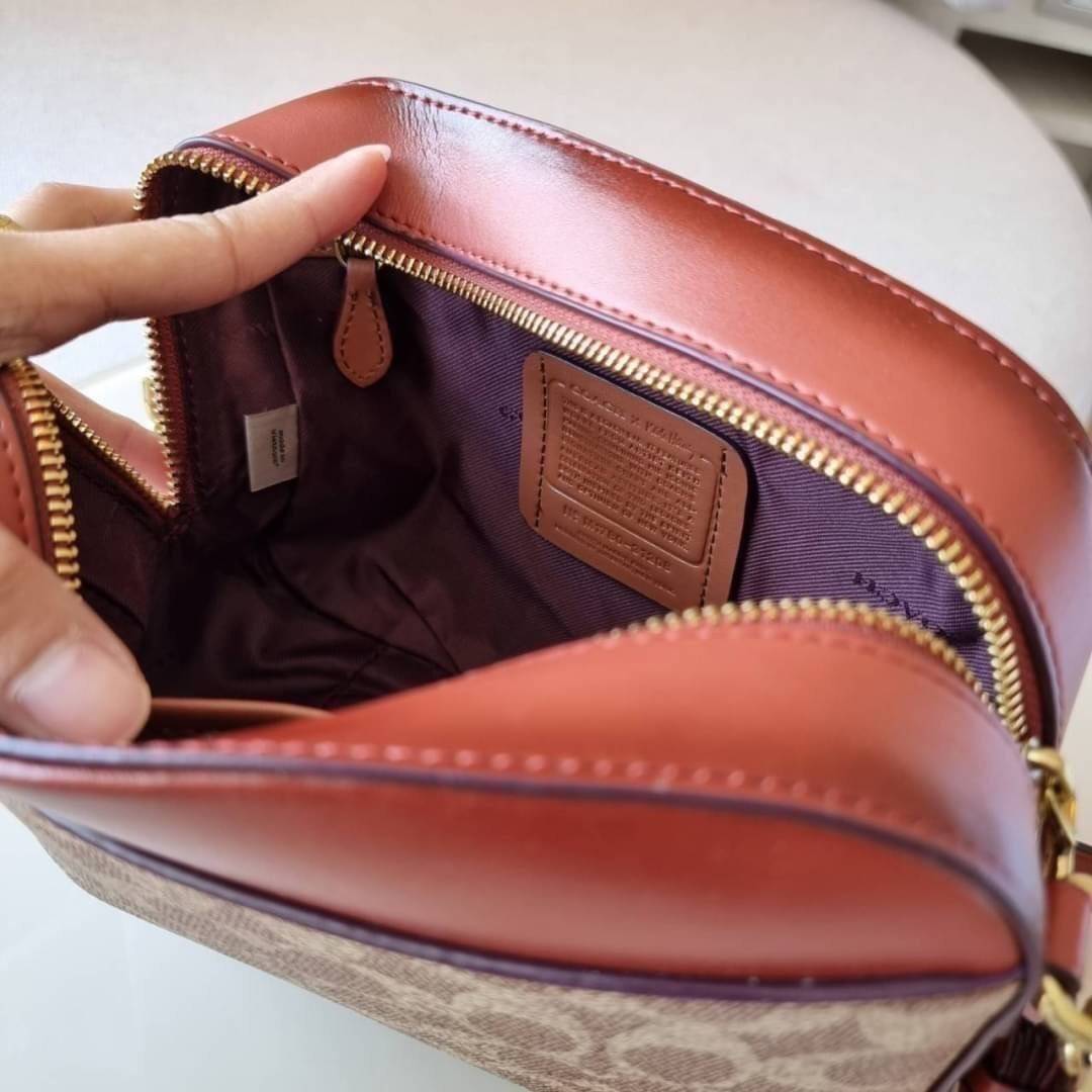 COACH 31208 CAMERA BAG IN SIGNATURE CANVAS รุ่นหายาก กระเป๋า crossbody ทรงกล่องสวยหรู ดีไซน์ลงตัว สีแทนรัสท์โดดเด่น วัสดุหนังแคนวาสเคลือบลาย ตัดด้วยอะไหล่ทองเหลือง สวยเข้ากันสุดๆ!! เปิด-ปิดกระเป๋าด้วยซิปพวงหนัง ภายในโล่งกว้าง ใส่ของสำคัญได้ครบ ใบนี้ใบเดีย