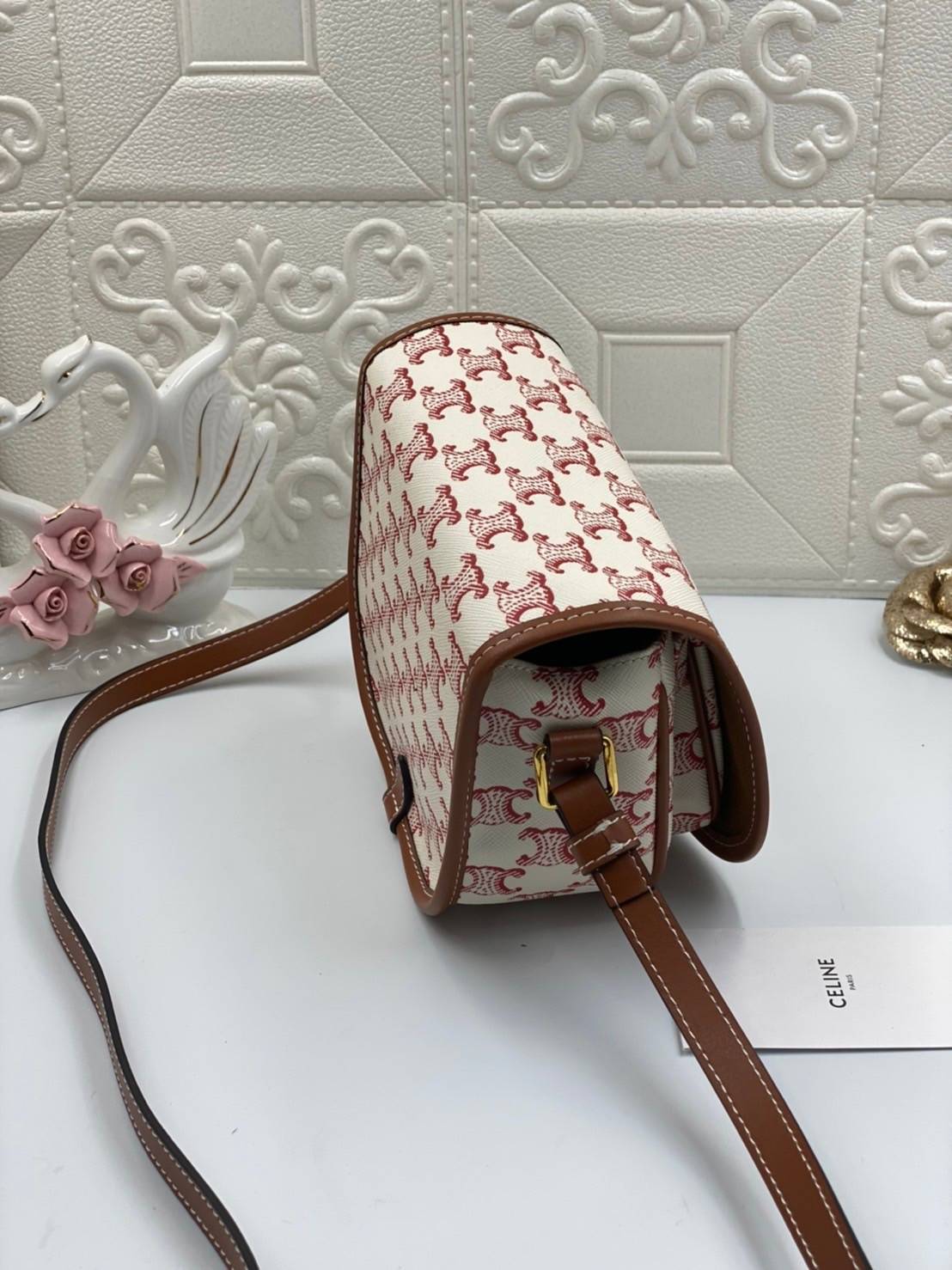 VIP GIFT 】หนังแท้ Celine Women Medium Folco Bag in Triomphe Canvas and Calfskin หากใครที่กำลังมองหากระเป๋าสะพายข้าง ขนาดกะทัดรัด และเรียบหรู ต้องใบนี้เลยค่ะ เป็นกระเป๋าเปิดปิดแบบแบบฝาผับที่มีรูปทรงโค้งและที่ล็อกรูปทรงคล้ายเข็มขัด อีกทั้งยังสะท้อนความสวยสไ