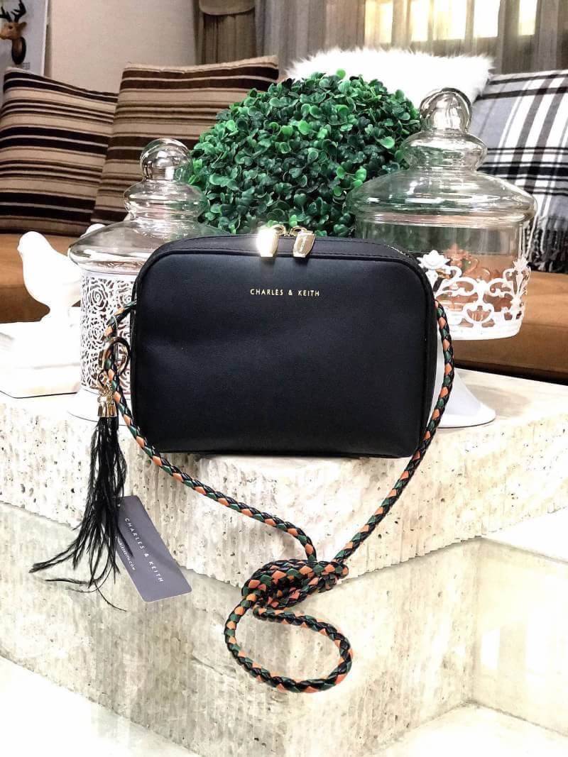 พร้อมส่งอีกครั้งตามคำเรียกร้อง! CHARLES & KEITH DUO-ZIP SLING BAG กระเป๋าสะพายรุ่นชนช็อปหนังสวยอยู่ทรง ด้านหน้าปั๊มโลโก้แบรนด์ประดับพู่ฟรุ้งฟริ้งดูมีดีเทลโดดเด่นที่สายสะพายยาวลวดลายสุดชิค เปิดปิดด้วยซิปหัวซิปปั้มโลโก้ ภายในมีช่องใส่ iphone7+และของจุกจิกได