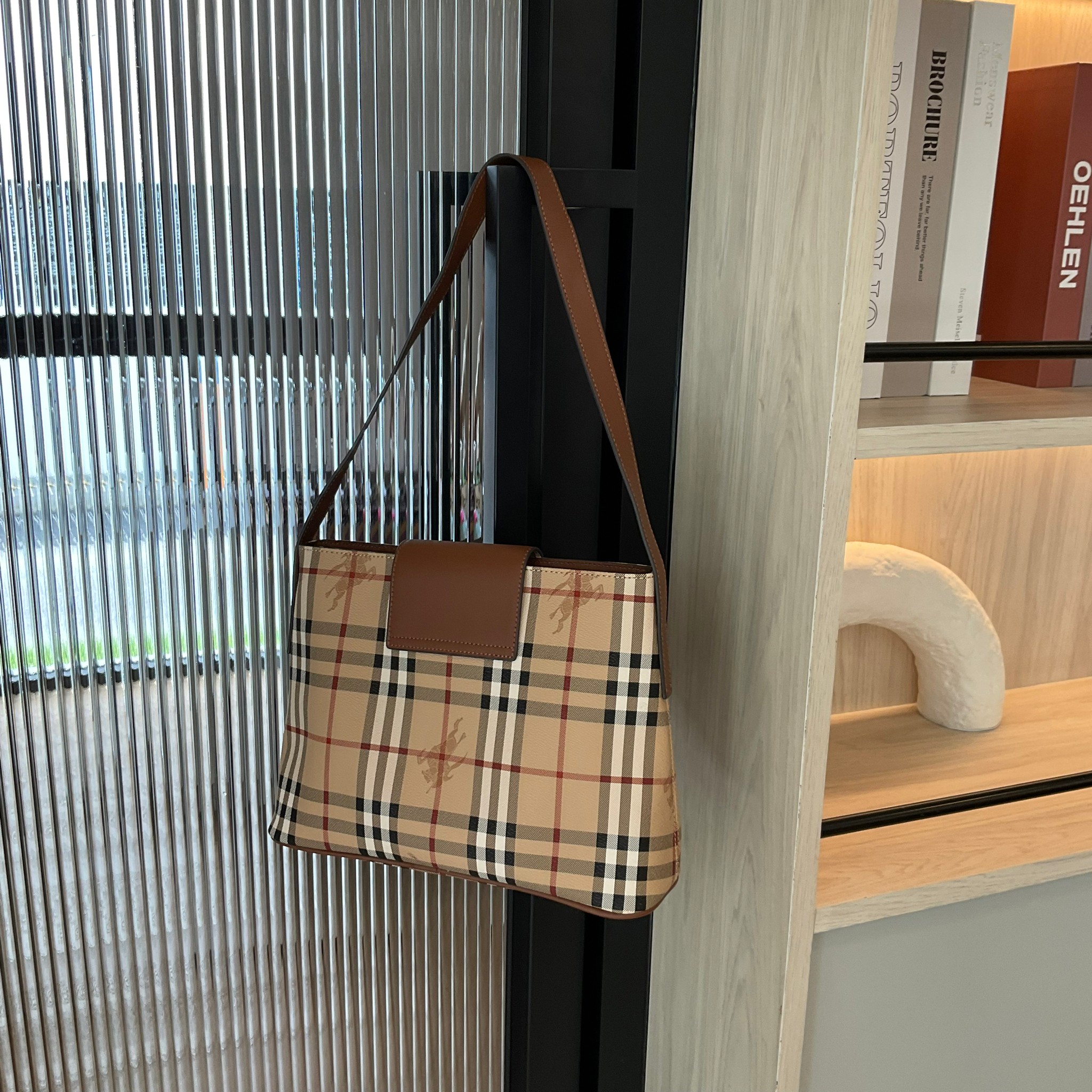 BURBERRY VINTAGE BAG กระเป๋าสะพายไหล่ วัสดุหนังPVC สวยหนังนิ่ม ตัดด้วยสายหนังสีน้ำตาลเข้ม **สวยตาแตกกกก