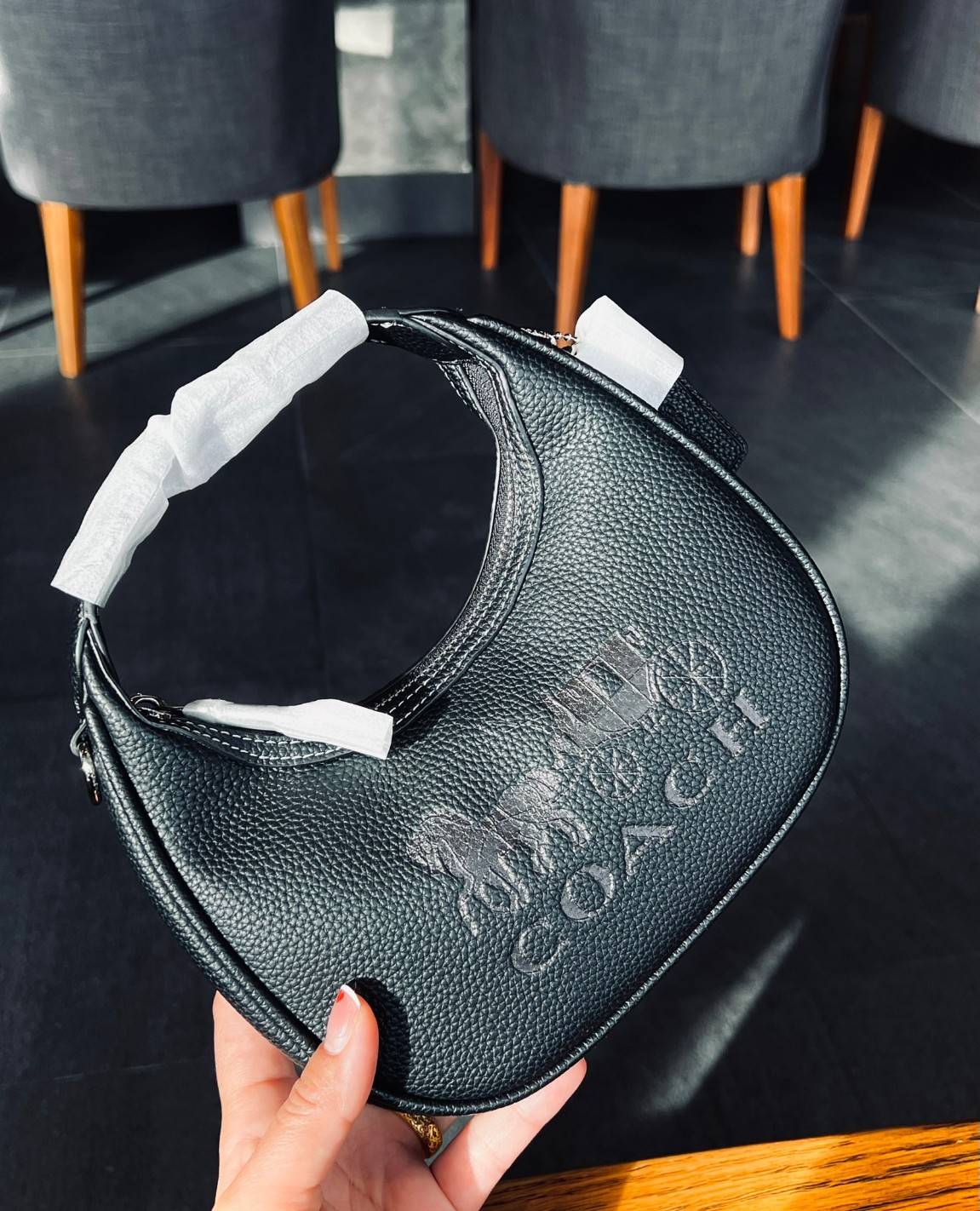 COACH CARMEN MINI CROSSBODY BAG กระเป๋ารูปทรงพระจันทร์โค้งมน น่ารักน่าใช้มากๆ!! เกรดท็อปออริ เกรดดีสุด สลับแท้ 1:1 ใช้ต่างประเทศได้