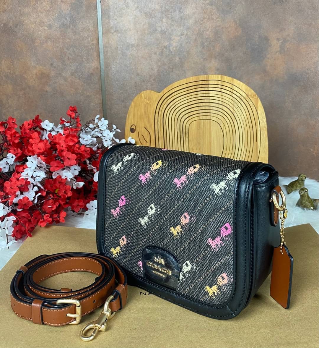 OUTLET 】COACH SADDLE BAG WITH HORSE AND CARRIAGE DOT PRINT (COACH C4059) กระเป๋าสะพายข้าง ลายม้าและรถลาก item ใหม่ที่สาวๆต้องมีนาทีนี้ห้ามพลาด รูปทรงโค้งมน วัสดุ พีวีซี ผ้าใบเคลือบพิมพ์ลายเป็นหนังเรียบ ทนทานและกันคราบสกปรกทั้งสี่ด้านเป็นหนังคุ้มสุดๆ ภายใน