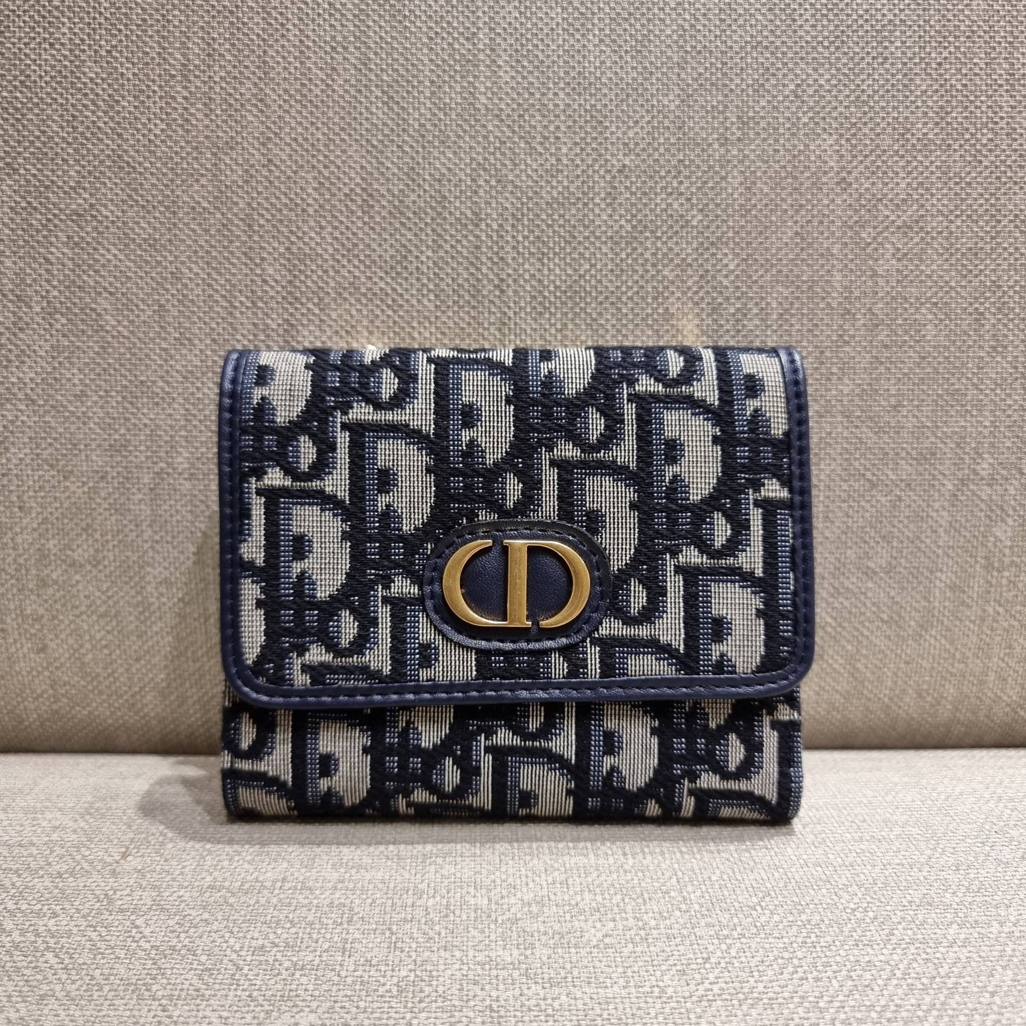 VIP 】CD MULTI WALLET WITH GWP กระเป๋าสตางค์ขนาดเหมาะมือ กำลังสวย พรีเมี่ยมกิ๊ฟจากเคาน์เตอร์ ดีไซน์แบบพับ ใช้งานง่าย พร้อมช่องซิปในตัว วัสดุผ้าแคนวาสปักลาย สลับหนังแท้ภายใน ภายในมีช่องใส่บัตร ใส่ธนบัตรได้ สะดวกใช้มากๆ มาพร้อม box set ในราคาที่ถูก พร้อมส่งต