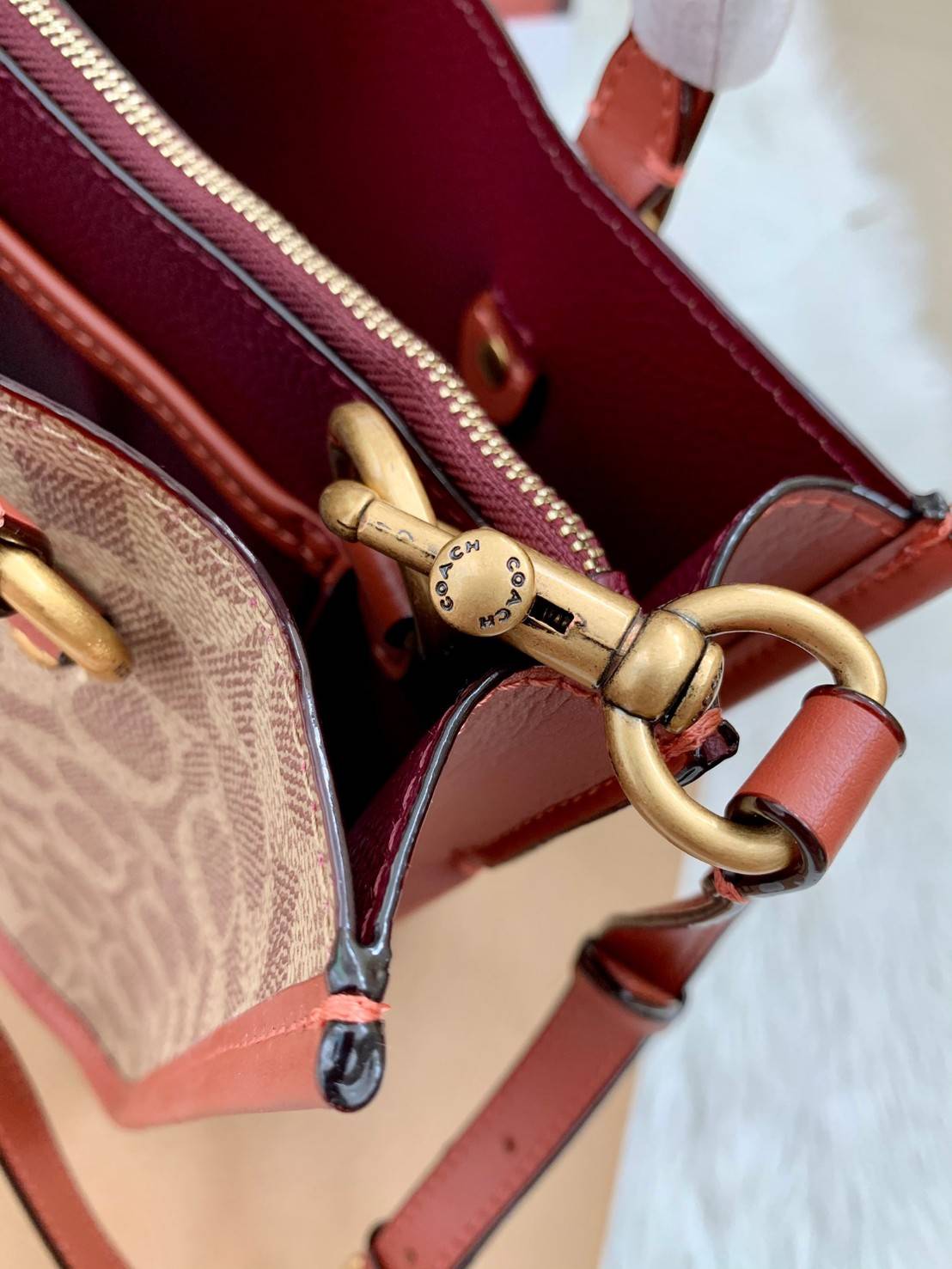 COACH C3889 TYLER CARRYALL 28 IN SIGNATURE CANVAS ((C3460//C3889)) รุ่นยอดฮิตที่สาวๆหลายคนเรียกร้อง กับกระเป๋าถือ/สะพายทรงสวย ที่มาพร้อมสายสะพายไหล่ในตัว และสายครอสบอดี้สำหรับสะพายข้าง ตัวกระเป๋าถูกแบ่งเป็นสัดส่วนสวยงาม มีช่องซิปกลางที่ใหญ่พอสมควร และยังม