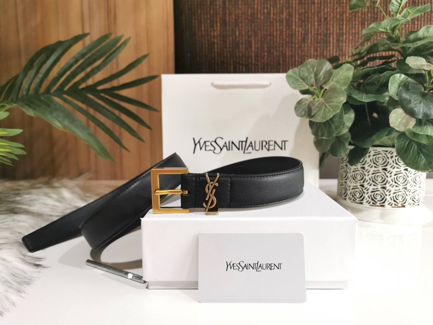 พรีเมี่ยมกิ๊ฟแท้ 100% 】YSL YVES SAINT LAURENT 3D LOGO Leather Belt VIP Gift With Purchase (GWP) เข็มขัดหนังแท้ดีไซน์สวยสุดคลาสสิคพรีเมี่ยมกิ๊ฟ Limited Edition จาก YSL YVES SAINT LAURENT DutyFree โดดเด่นที่หัวเข็มขัด3Dโลโก้แบรนด์สีทองสายเข็มขัดหนังแท้