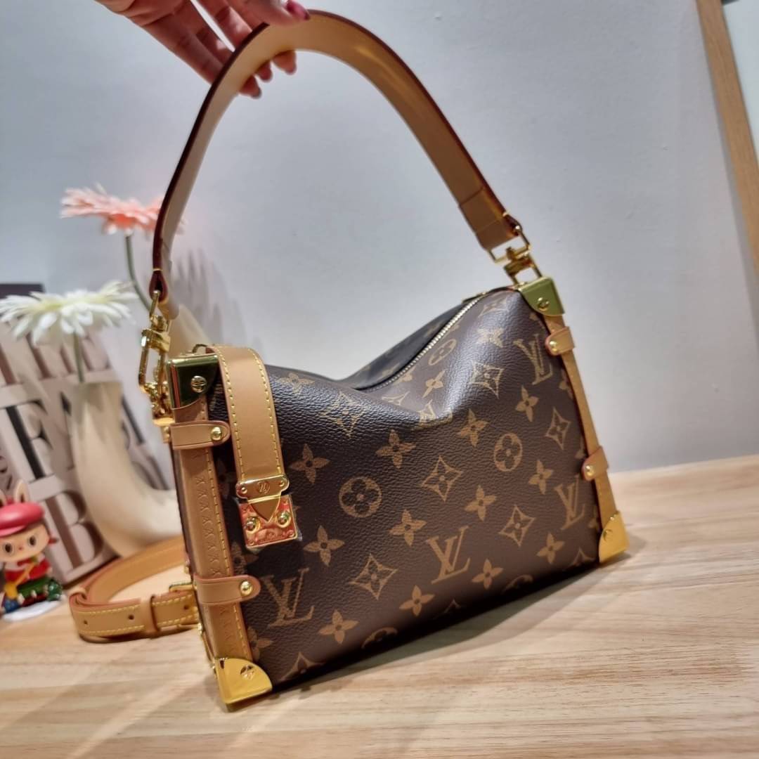 LV SIDE TRUNK MONOGRAM สุดยอดกระเป๋าไอคอนนิค ทรงสวย ใหม่ล่าสุด สวยมีเสน่ห์ รูปทรงกล่อง โดดเด่นด้วยหมุดเข้ามุม ซิปเปิด-ปิดล็อคได้ วัสดุหนังแคนวาส