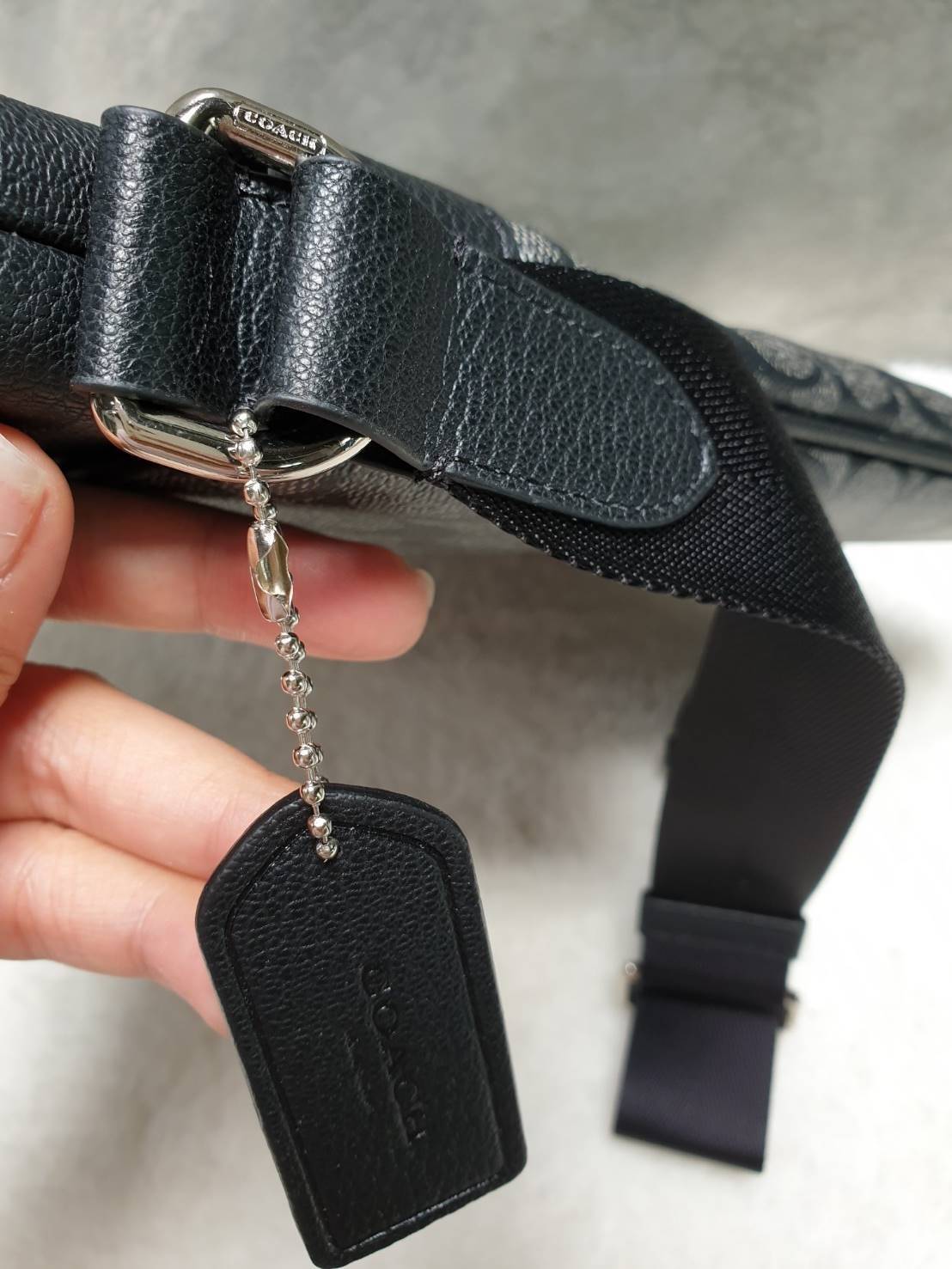 Coach crossbody bag กระเป๋าสะพายข้าง crossbody สำหรับคุณผู้ชาย วัสดุหนังลาย signatire brand แบรนด์ ด้านหน้ามี 2 ช่องซิป ด้านหลังมีช่องใส่ ภายในแบ่งเป็น 2 ช่อง ใส่ wallet ยาว มีช่อง ใส่ tablet พร้อมกระดุมล็อค ใบนี้ใส่ของได้จุ เป็นสัดส่วย สายสะพายยาวปรับระด