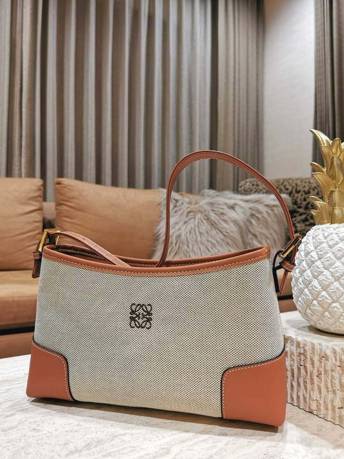 LOEWE SHOULDER BAG VIP GIFT WITH PURCHASE (GWP) พรีเมี่ยมกิ๊ฟ Limited จาก LOEWE PERFUME DUTYFREE COUNTER รุ่นใหม่วัสดุ Canvas Fabric ผสมผสานหนังแท้ CalfSkin ดีไซน์และโทนสีลงตัวสุดคลาสสิค เปิดปิดด้วยซิปแบรนด์อะไหล่ทอง ภายในโล่งกว้างซับในผ้าฝ้ายลายก้างปลาคง