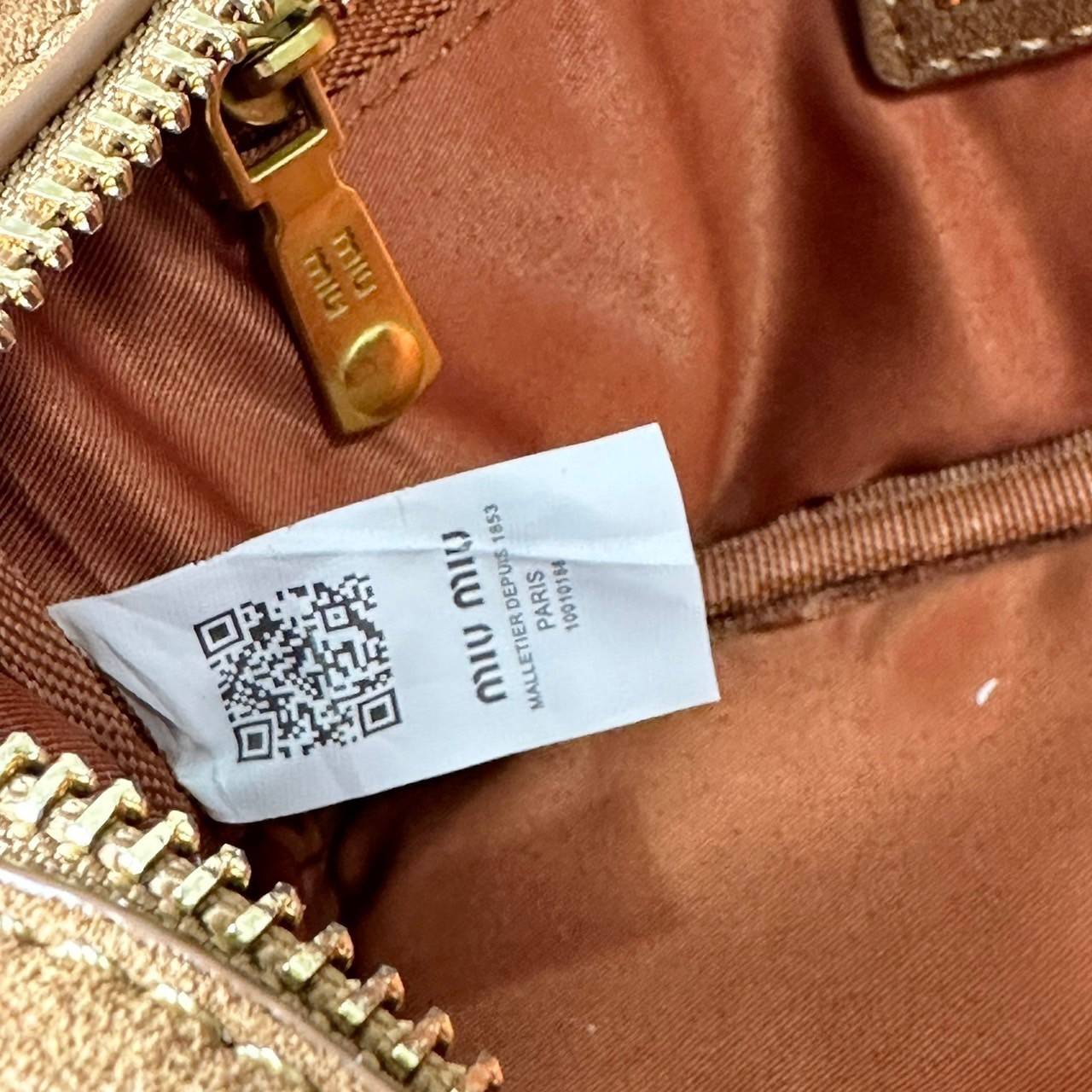 MIU MIU Arcadie padded suede top-handle bag กระเป๋าถือ/สะพาย คอลใหม่ล่าสุด รุ่นฮอทดีไซน์เหลี่ยม งานกำมะหยี่หนังกลับสวยละมุน น่ารักน่าใช้มากค่ะ