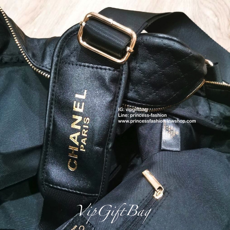 Chanel VIP Gift Large Travel Bag กระเป๋าใบใหญ่ Gift With Purchase (GWP) รุ่นใหม่ล่าสุด Limited Edition พรีเมี่ยมกิ๊ฟของเเท้จาก Chanel Counter ดีไซน์ทรงเหลี่ยมวัสดุหนังลายตารางเนื้อหนาสีดำกันนำ้ดูแลรักษาทำความสะอาดง่าย เปิดปิดด้วยซิปสะดวกใช้ ใบใหญ่จุใจ น้ำ