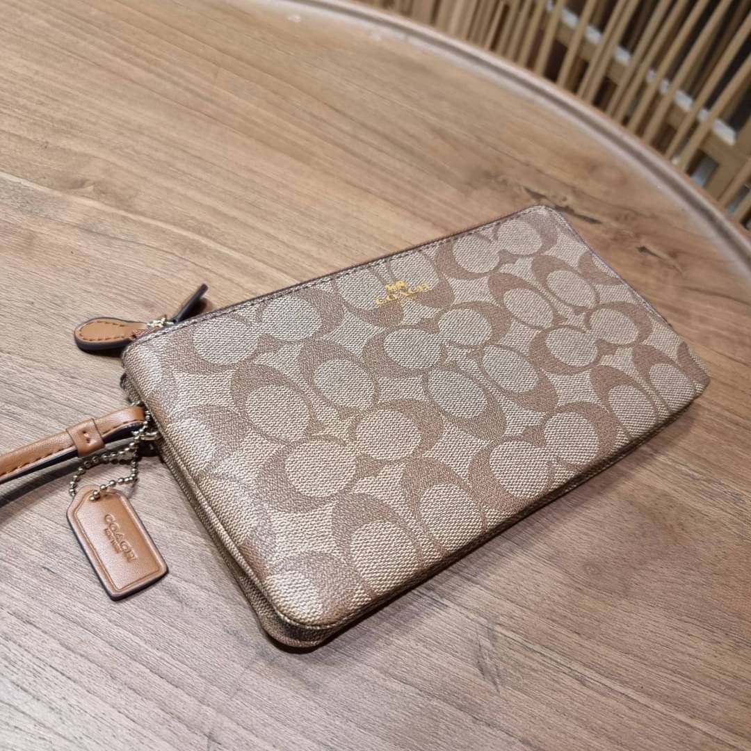 COACH F54057 DOUBLE ZIP WALLET IN SIGNATURE กระเป๋าคล้องมือ size L ใบนี้ใส่มือถือได้ทุกรุ่น ขนาดกำลังดี พกพาสะดวกมากๆ วัสดุหนังสังเคราะห์ ภายในเป็นผ้าสีสวยคม ใส่ธนบัตร ใส่บัตรได้เยอะ ใส่มือถือได้สบายๆทุกรุ่น ตอบโจทย์สาวๆที่ไม่ชอบพกเยอะวุ่นวายจ้า ใบนี้เอาอ