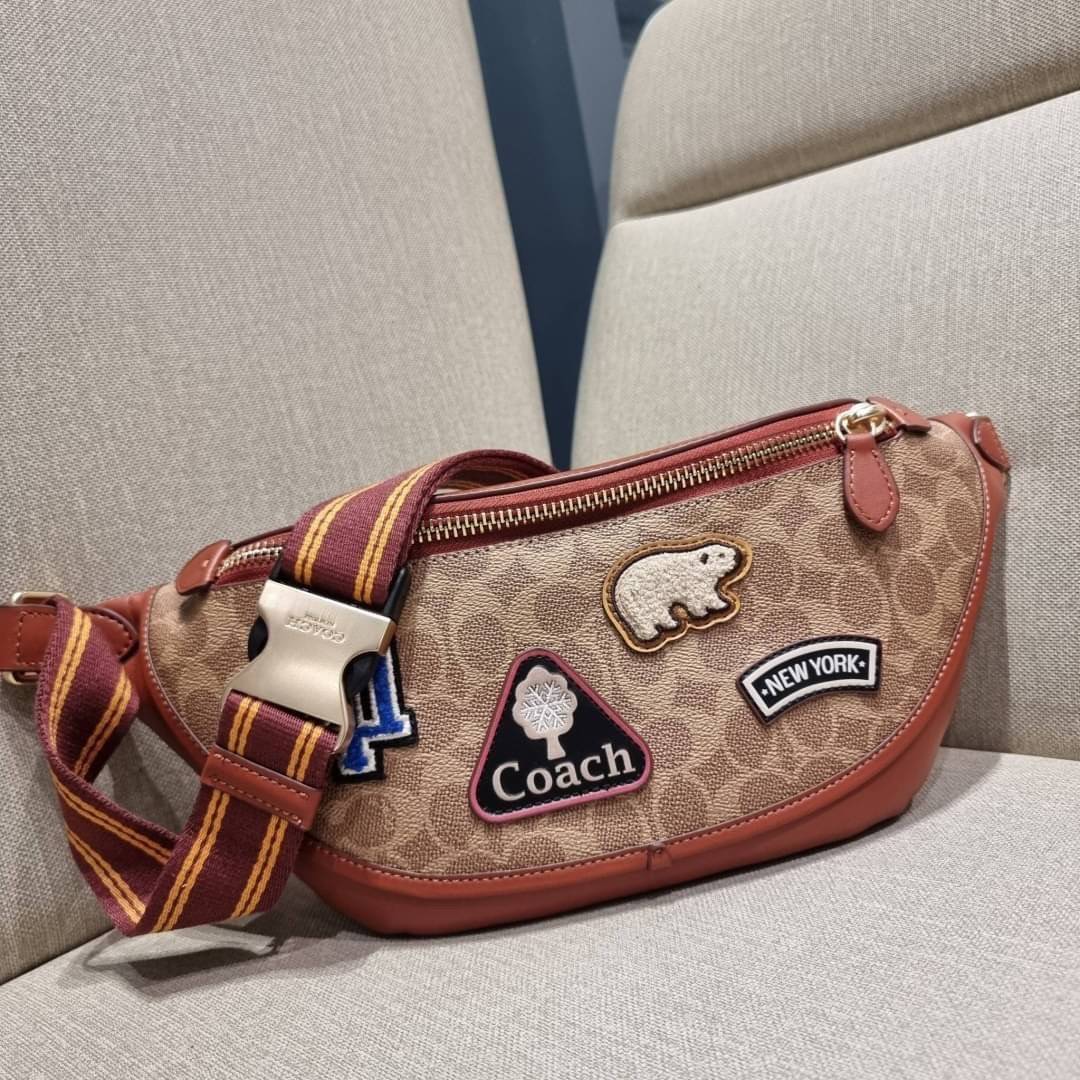 COACH C6678 LEAGUE BELT BAG IN SIGNATURE CANVAS WITH VARSITY PATCHES กระเป๋าคาดอกไซส์ใหญ่ คอลเลคชั่นที่ฮอตไม่เลิก กับดีไซน์สกีเรทโทร วินเทจ ขนาดสะพายกำลังเท่ คูลๆ ใช้งานง่าย ได้ทั้งหนุ่มๆและสาวๆ โดดเด่นด้วยแพทช์ที่สวยไม่ซ้ำใคร วัสดุหนังแคนวาสเคลือบลายสลับ