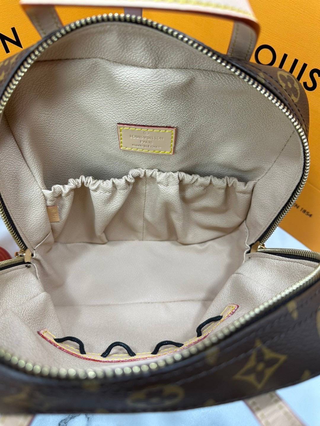 LV Spontini Tote Bag กระเป๋าทรงโท้ทวินเทจ รุ่นตามหาที่หายากมากๆ พร้อมส่งแล้ววันนี้ รีบจับจองน้าา งานพิมพ์ลายโมโนแกรมคมชัด ซิปรอบ หูจับในตัวพร้อมสายสะพายยาว ภายในโล่งกว้าง สวยคลาสสิก