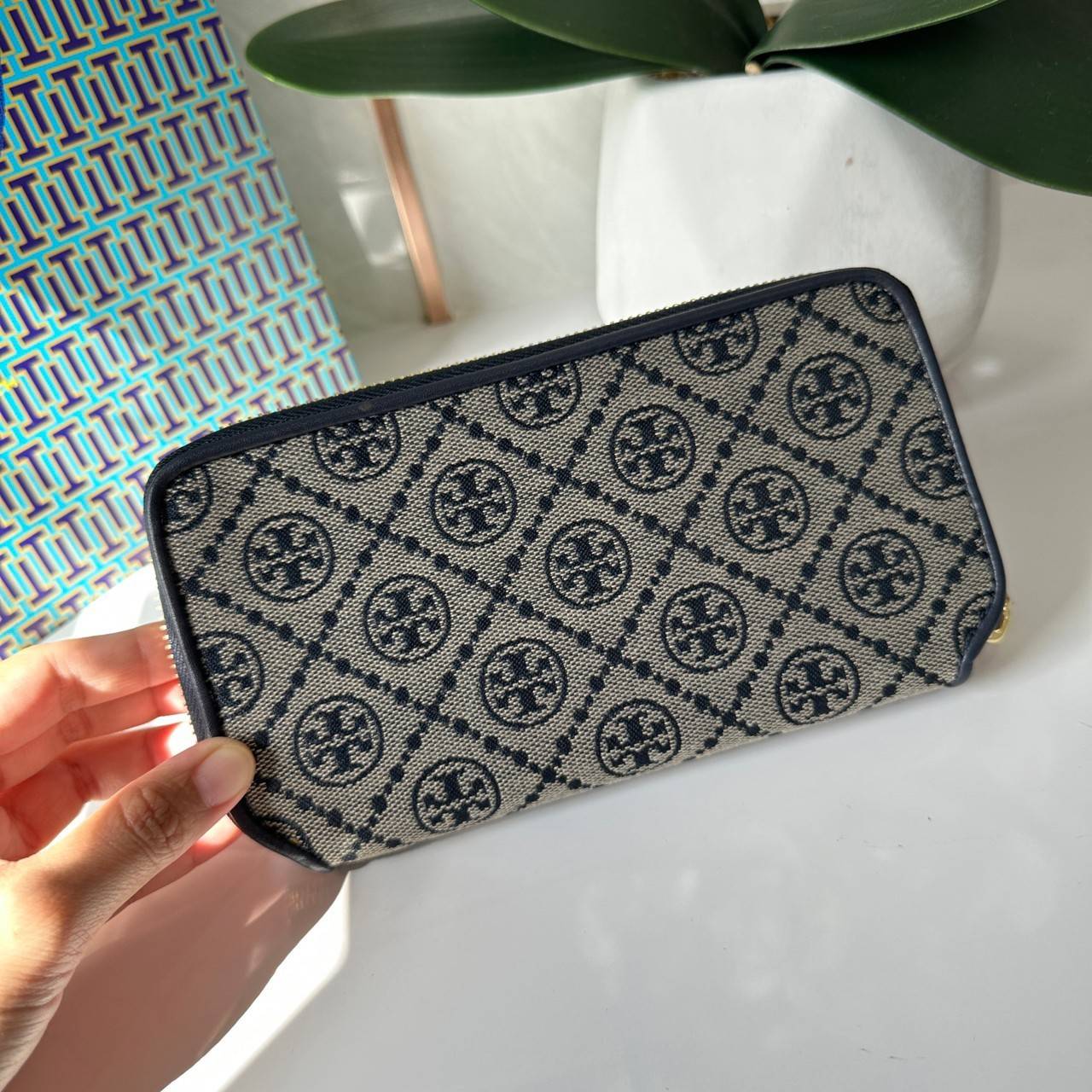 TORY BURCH T MONOGRAM JACQUARD ZIP CONTINENTAL WALLET 79383 กระเป๋าสตางค์ผ้าแคนวาสลายโมโนแกรมตัว T