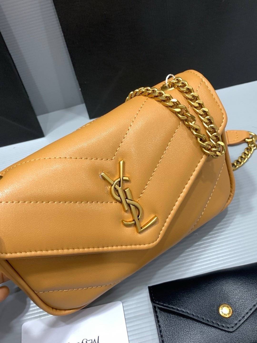 ORI | หนังแท้ 20cm YSL loulou mini in matelassé กระเป๋าสะพายทรงสวยคลาสสิค มาพร้อมใบเล็กใส่การ์ด งานหนังแท้สมผัสนุ่มมือตะเข็บเย็บลายเชฟรอนสวยเป็นเอกลัษณ์