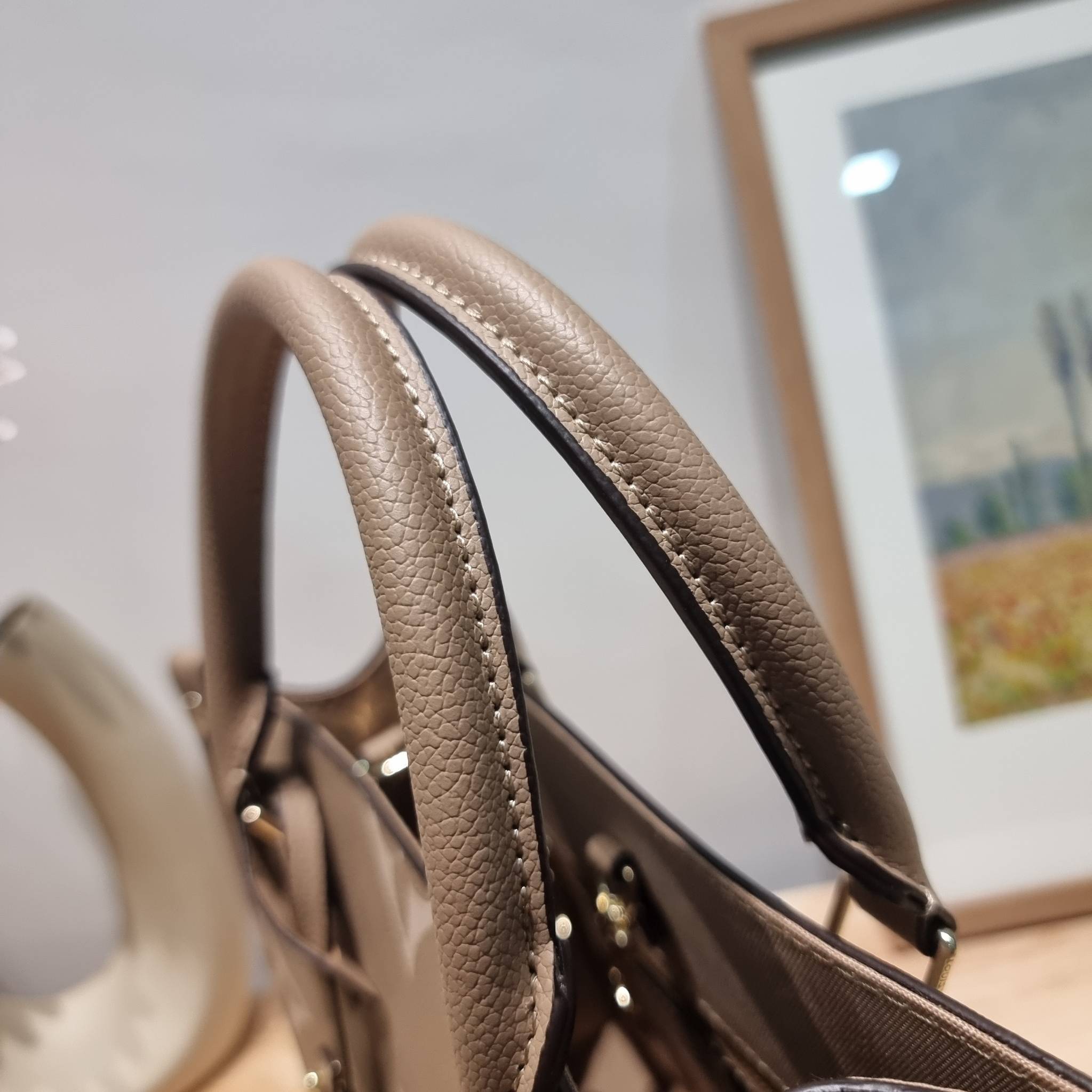 LV Onthego / LV crossbody tote bag กระเป๋าทรงโท้ทเวอร์ชั่นดั้งเดิม ที่คลาสสิค ผู้ดี หรูหรา โทนสีใช้งานง่าย ได้ทุกลุค ทุกสไตล์ วัสดุหนังลูกวัว ผิวลายเกรน มาพร้อมหูจับในตัว คล้องแขนก็ดูแพง หรือจะเกี่ยวสายครอสสะพายก็อัพลุคได้เลย ภายในโล่งกว้างมาก มีอะไหล่เกี