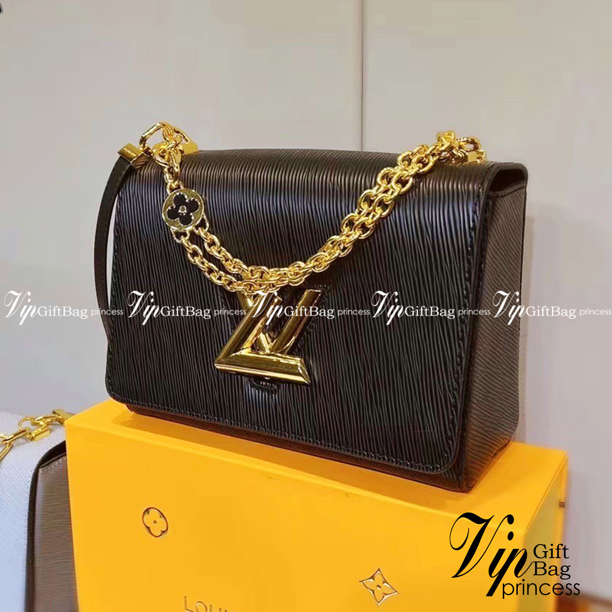 LOUIS VUITTON Twist MM Epi Leather Handbags / LV Twist MM หนัง Epi ลายเกรน ตัวล็อก LV Twist สีทองไอคอนิกช่วยเติมเต็มความสมบูรณ์แบบให้กับกระเป๋าได้อย่างลงตัว เหมาะสำหรับการใช้งานเป็น everyday bag หรือถือออกงานก็สวยเลยค่ะ