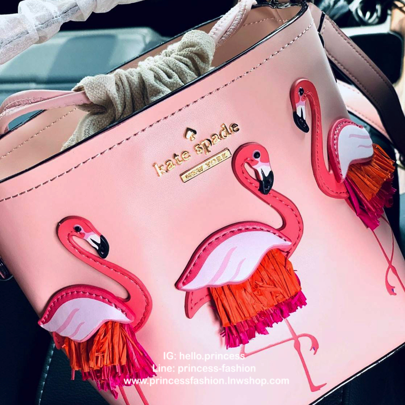 Kate spade new york Flamingo Pippa Bucket Bag 🍭รุ่นแนะนำ ราคานี้หายากแล้วจร้าา กระเป๋าหิ้วหรือสะพายข้างได้ ทรงถัง วัสดุหนังแกะแท้ สัมผัสหนังนิ่มมือดีมากๆค่ะ ด้านหน้าแต่งรูป Flamingo ดูเก๋มากๆค่ะ มีอะไหล่แบรนด์ ปากกระเป๋าแบบหูรูด ภายในกระเป๋าโล่ง ใ