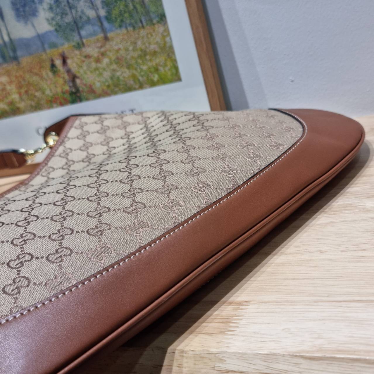 GUCCI B shoulder bag กระเป๋าสะพายไหล่รุ่นใหม่ล่าสุด สวยเริ่ดมากๆ เรียกว่าเป็นกระเป๋าที่เป็นกระแสสุดๆ และใช้ได้แบบ unisex ใบใหญ่ใส่ของได้แบบจุกๆ