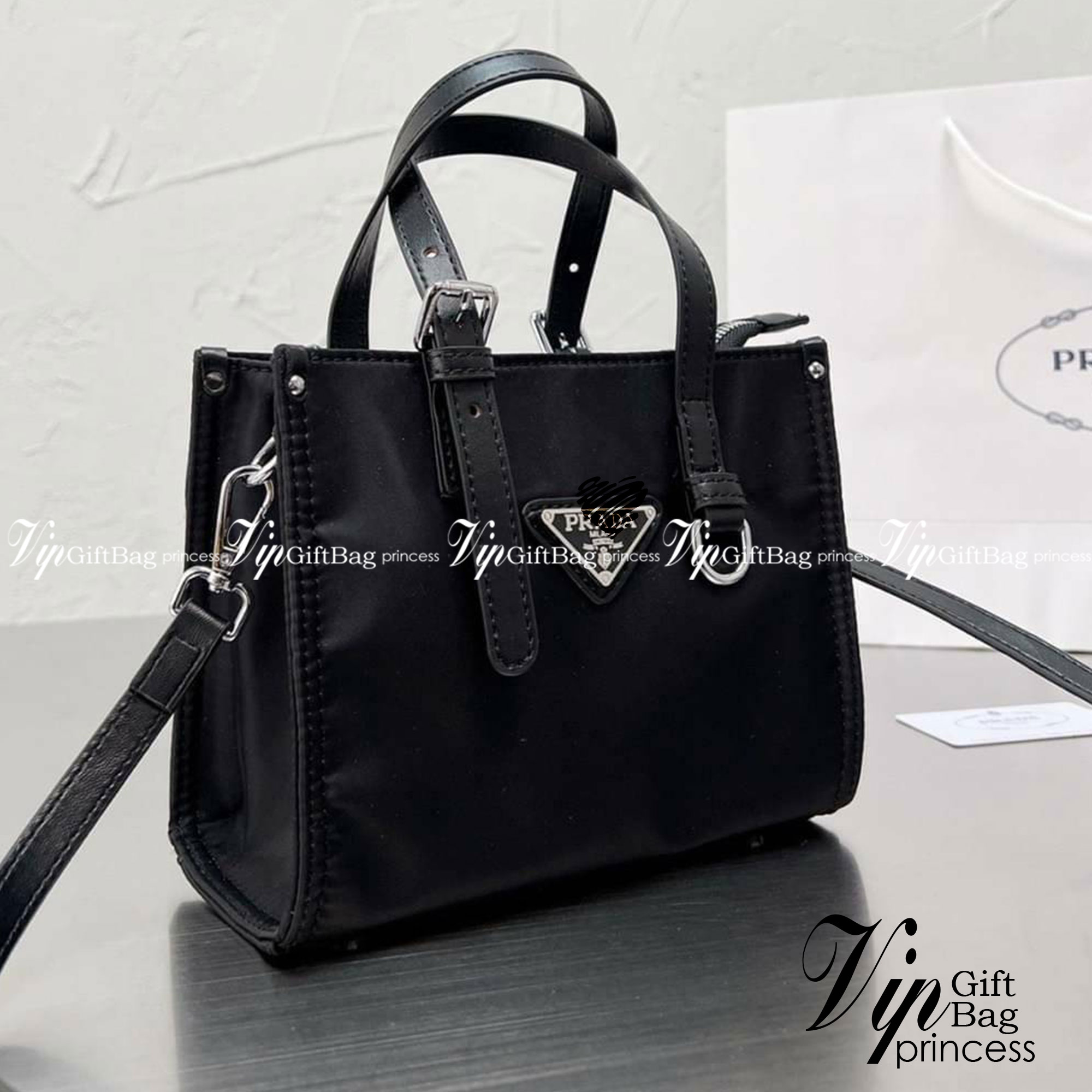 VIP 🥂 PRADA NYLON TOTE BAG 8" กระเป๋าถือหรือสะพาย วัสดุ Nylon เนื้อหนาคุณภาพดีตามแบบฉบับแบรนด์ด้านหน้าประดับโลโก้หรู จุของใช้ได้เยอะ น้ำหนักเบา งานตัวจริงสวยมากน่าใช้สุดๆค่ะ รีบจับจองด่วน ไอเท็มนี้พลาดไม่ได้จริงๆค่ะ!