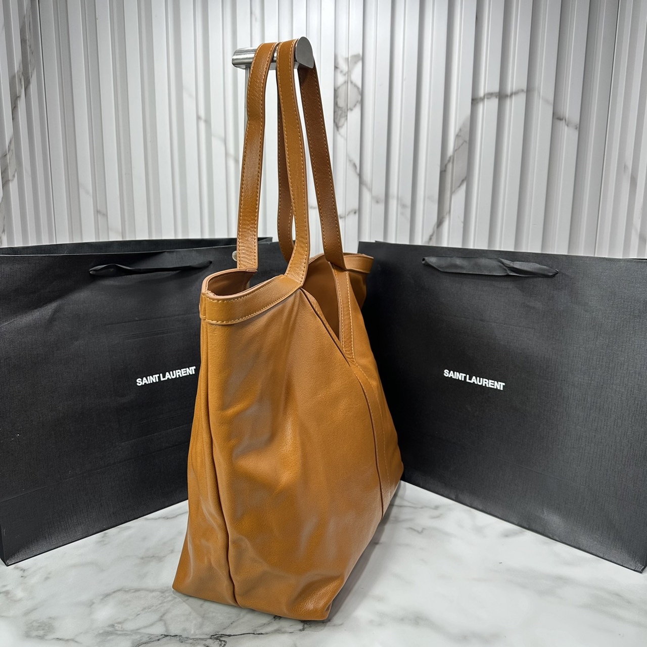 YSL Y TOTE IN LEATHER BAG กระเป๋าสะพายทรงโท้ทใบใหญ่ รุ่นใหม่ล่าสุด งานหนังแท้สวยเต็มใบ ดีไซส์เรียบหรูดูแพงอย่างแท้จริง ภายในโล่งกว้างมาก จุของได้เยอะสุด เอาใจสายแบกแต่ยังคงความหรูไว้ในตัวอย่างแน่นอน