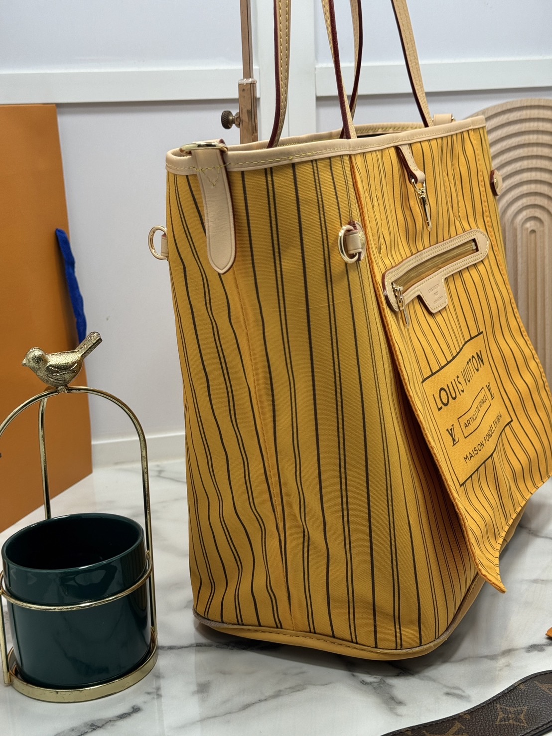 LV Neverfull Bandoulière Inside Out MM กระเป๋าทรงโท้ทรุ่นใหม่ล่าสุด ใช้ได้ 2 ด้าน ภายในสีสดใสมีชีวิตชีวา เป็นการรังสรรค์สุดท้าทายครั้งใหม่ของกระเป๋ารุ่นไอคอนิกจากหลุยส์ ที่สุดของความหรูหรา