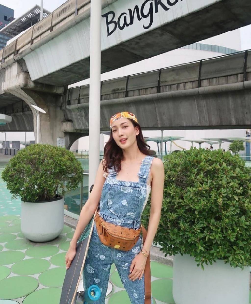 M.C.M SMALL FURSTEN BELT BAG IN VISETOS กระเป๋าคาดอกยอดฮิตอีกหนึ่งดีไซน์ ที่หนุ่มๆสาวๆใช้ได้ไม่มีเบื่อ รุ่นขายดีตลอดกาล ลายวิเซโต้เอกลักษณ์ ทั้งสปอร์ตและดูหรูในตัว ใช้งานง่ายด้วยไซส์ที่กะทัดรัด วัสดุหนังแคนวาสคุณภาพดี ภายในเป็นช่องโล่ง ใช