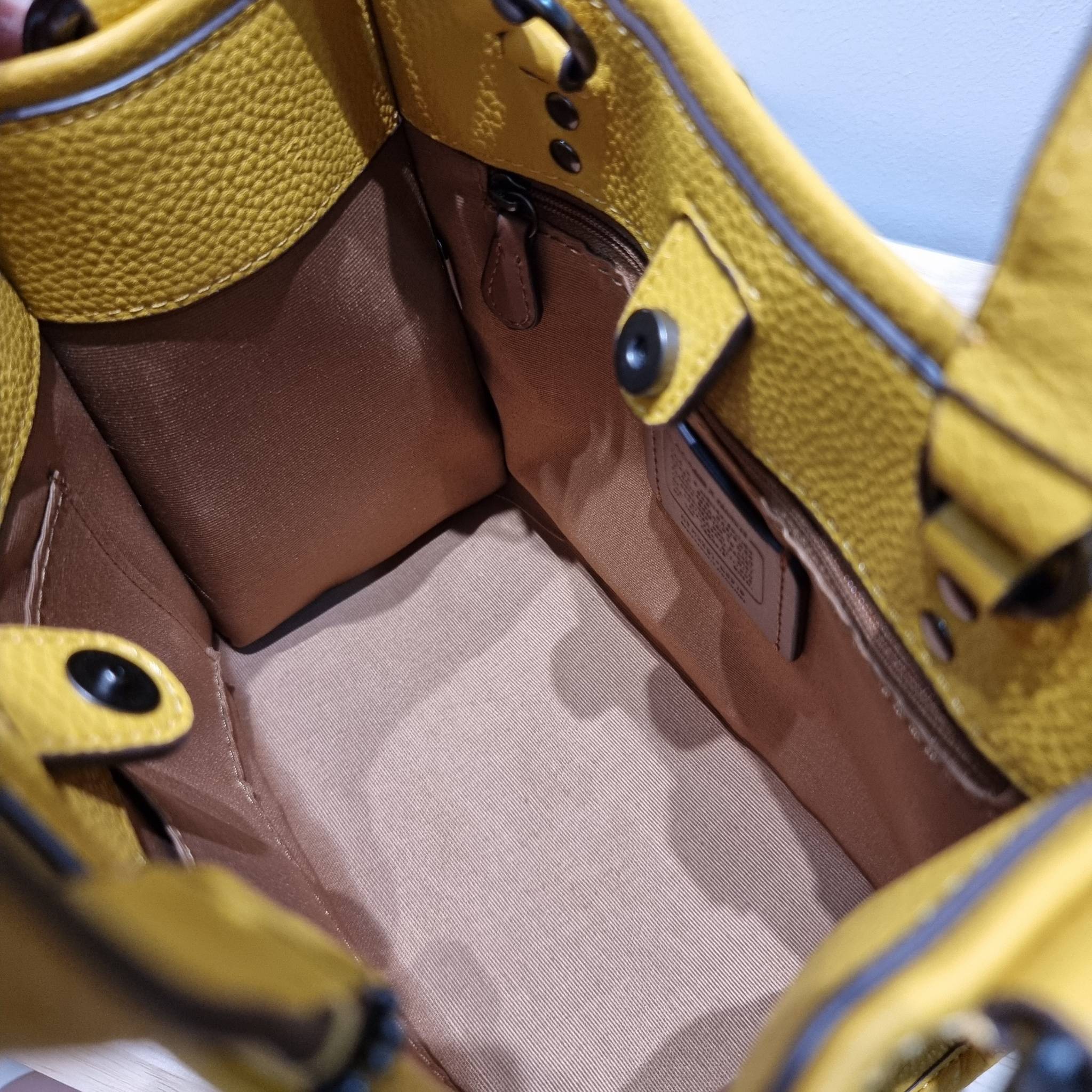 coach x peanuts dempsey tote 22 with snoopy present motif CE918 คอลเลคชั่นใหม่ น้องน่ารักเกินต้านไปมาก!! กับกระเป๋าทรงโท้ท ไซส์กำลังสวย ดีไซน์ ลายการ์ตูนยอดฮิต ที่ใครๆก็ต้องรู้จัก พิมพ์คมชัดลงบนหนัง pepble ผิวสัมน่าใช้ ปากกระเป๋ามีกระดุมแม่เหล็กปิดกันของห