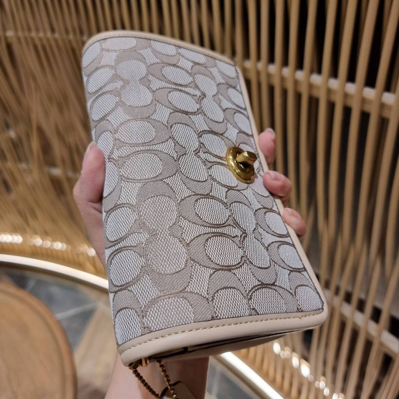 COACH C3824 FOLDOVER CROSSBODY CLUTCH IN SIGNATURE JACQUARD คลัทช์เก๋ๆที่สาวๆตามหา 2IN1 ไปอีกหนึ่ง!! กระเป๋าสะพายทรงคลัชท์ ใช้งานได้ถึง 2 แบบ จะพกเดี่ยวๆแทนกระเป๋าสตางค์ หรือคล้องสายสะพายข้าง สะพายชิคๆคูลๆ ก็ได้อีก มันดีงามมากทุกสี เพราะความละมุนของผ้า ja