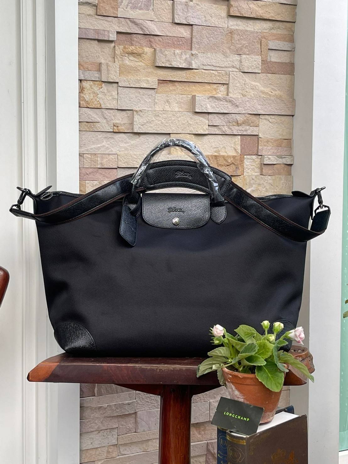 LONGCHAMP BOXFORD TRAVEL BAG L กระเป๋าเดินทางขนาดใหญ่ มาพร้อมสายสะพายที่สามารถถอดได้ ให้คุณเลือกสะพายไหล่หรือถือได้ มีซิปรูดเปิดปิดกระเป๋าที่ให้คุณมั่นใจได้ว่าคุณจัดเก็บไอเท็มของคุณได้อย่างมิดชิด บ็อคฟอร์ด (BOXFORD) สะท้อนความเป็นเอกลักษณ์ของแบรนด์ที่เปี่