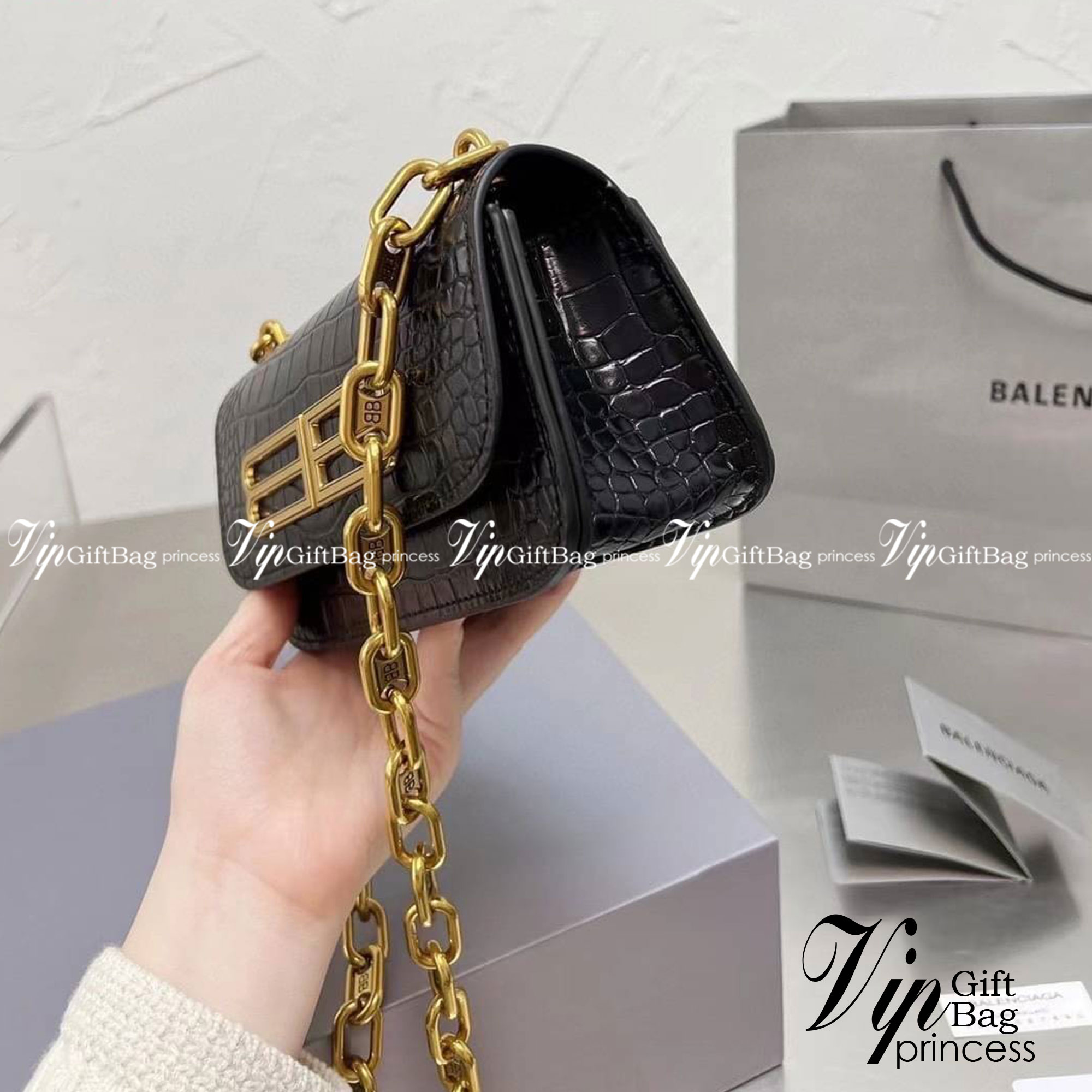 BALENCIAGA BB Logo Crocodile Embossed Leather Wallet on Chain กระเป๋าสะพายขนาดมินิน่ารัก หนังสวยลาย Croc พร้อมสายสะพายโซ่ปั้มแบรนด์ BB สวยหรูมากค่ะ เป็นดีไซน์ที่สามารถใช้ได้นาน ๆ เข้าได้กับทุกลุคอีกด้วยนะ