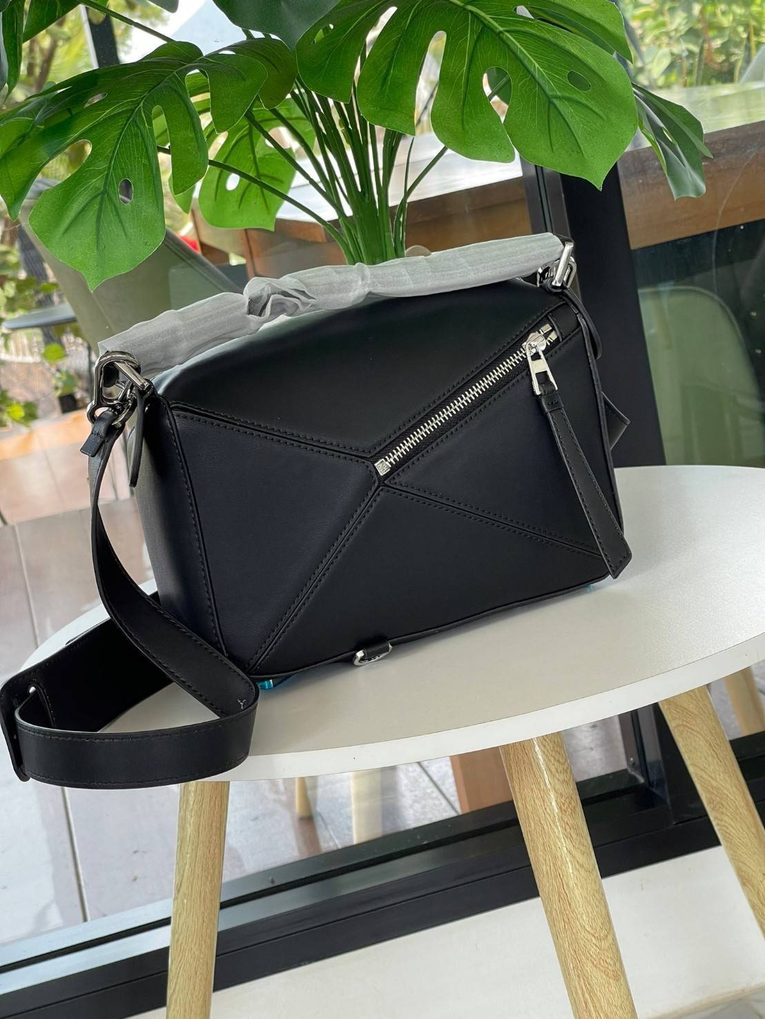 Loewe Puzzle Bag In Classic กระเป๋าทรง Puzzle นี้ออกแบบโดย Jonathan Anderson โดยได้รับแรงบันดาลใจในการออกแบบมาจากรูปทรงของลูกรักบี้ ดังนั้น จึงจะเห็นได้ว่าการตัดเย็บและรูปทรงของกระเป๋านั้นคล้ายคลึงกับลูกรักบี้ รูปทรงดูมินิมอลไม่ทิ้งคอนเซ็ปต์ของแบรนด์ สามา